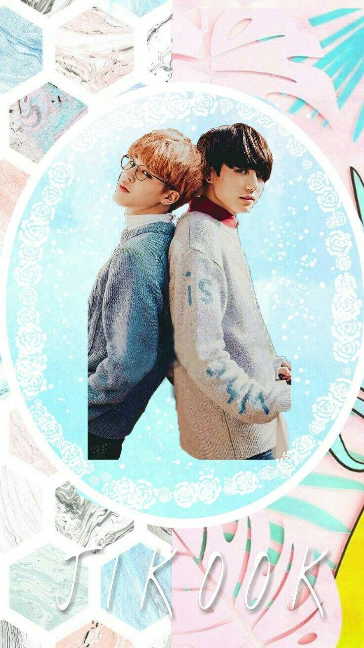 Jikook 桌布 壁紙 — 兩個年輕男子背對背在圓形框架內，周圍環繞著粉彩花卉和幾何壁紙圖案。