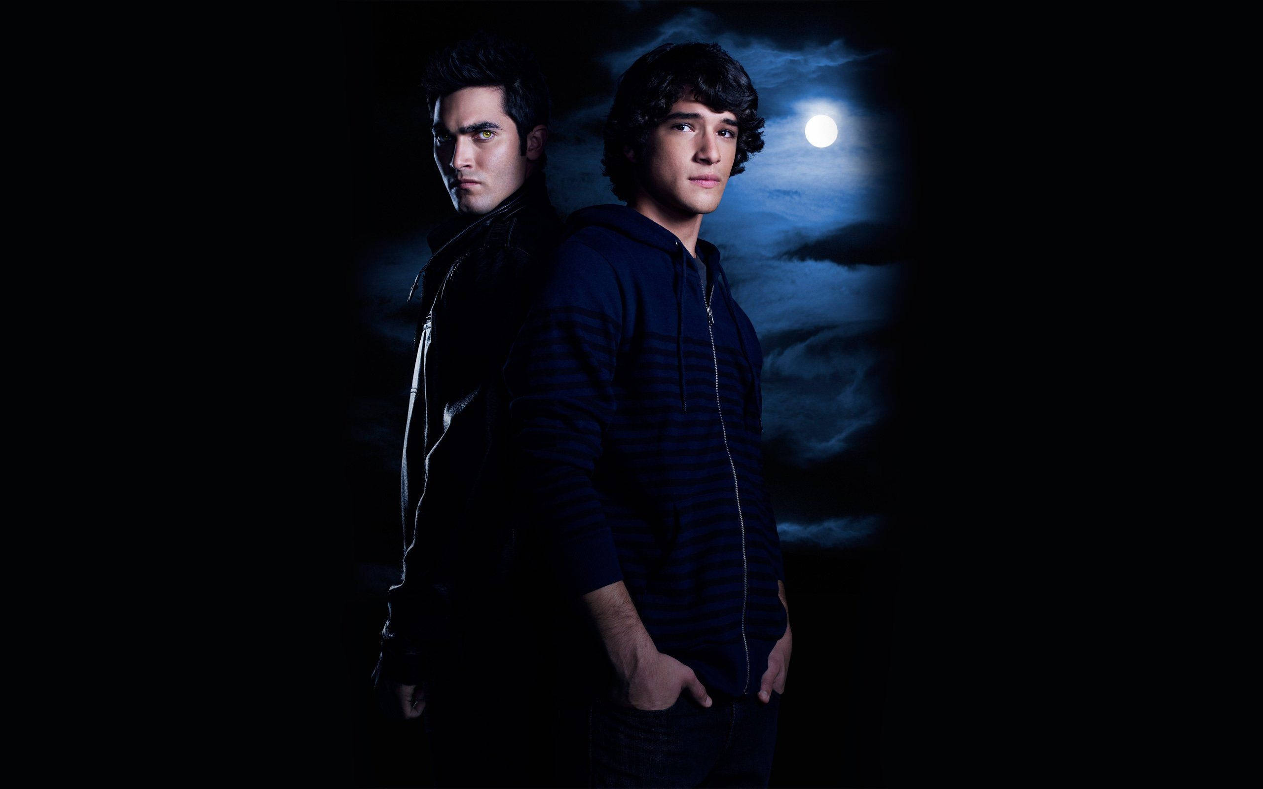 derek hale 桌布 壁紙 — 兩個年輕男子背對背站在發光的月亮下，背景是陰暗多雲的天空。