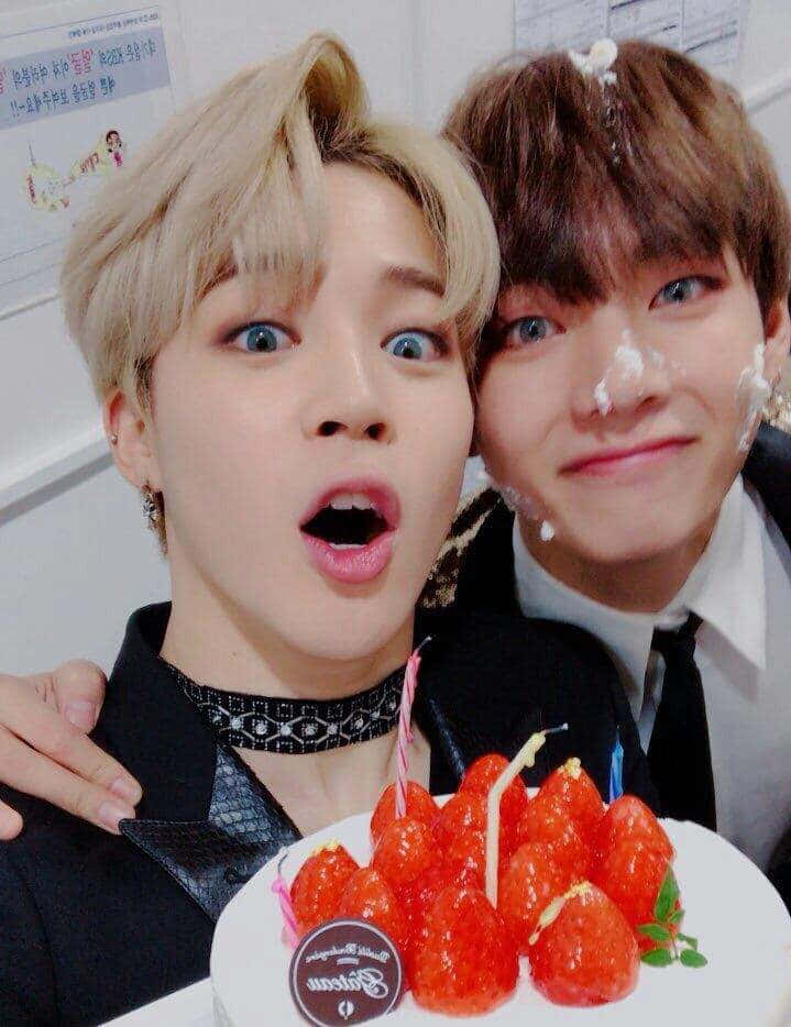 Bts Funny 桌布 壁紙 — 兩個年輕男子與草莓蛋糕嬉戲擺姿勢，一個臉上沾滿糖霜，另一個睜大眼睛張開嘴巴。