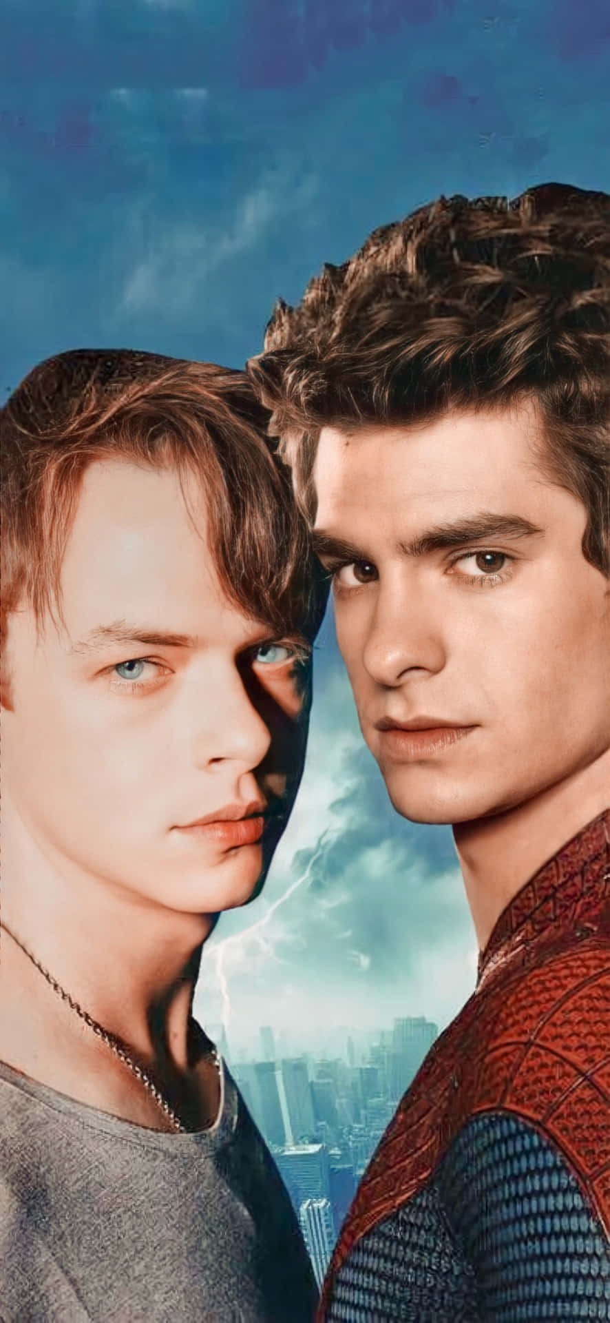Harry Osborn 桌布 壁紙 — 兩個年輕男子面向鏡頭，一個身穿休閒服，另一個身穿蜘蛛人戰衣，背景是風暴中的城市天際線。