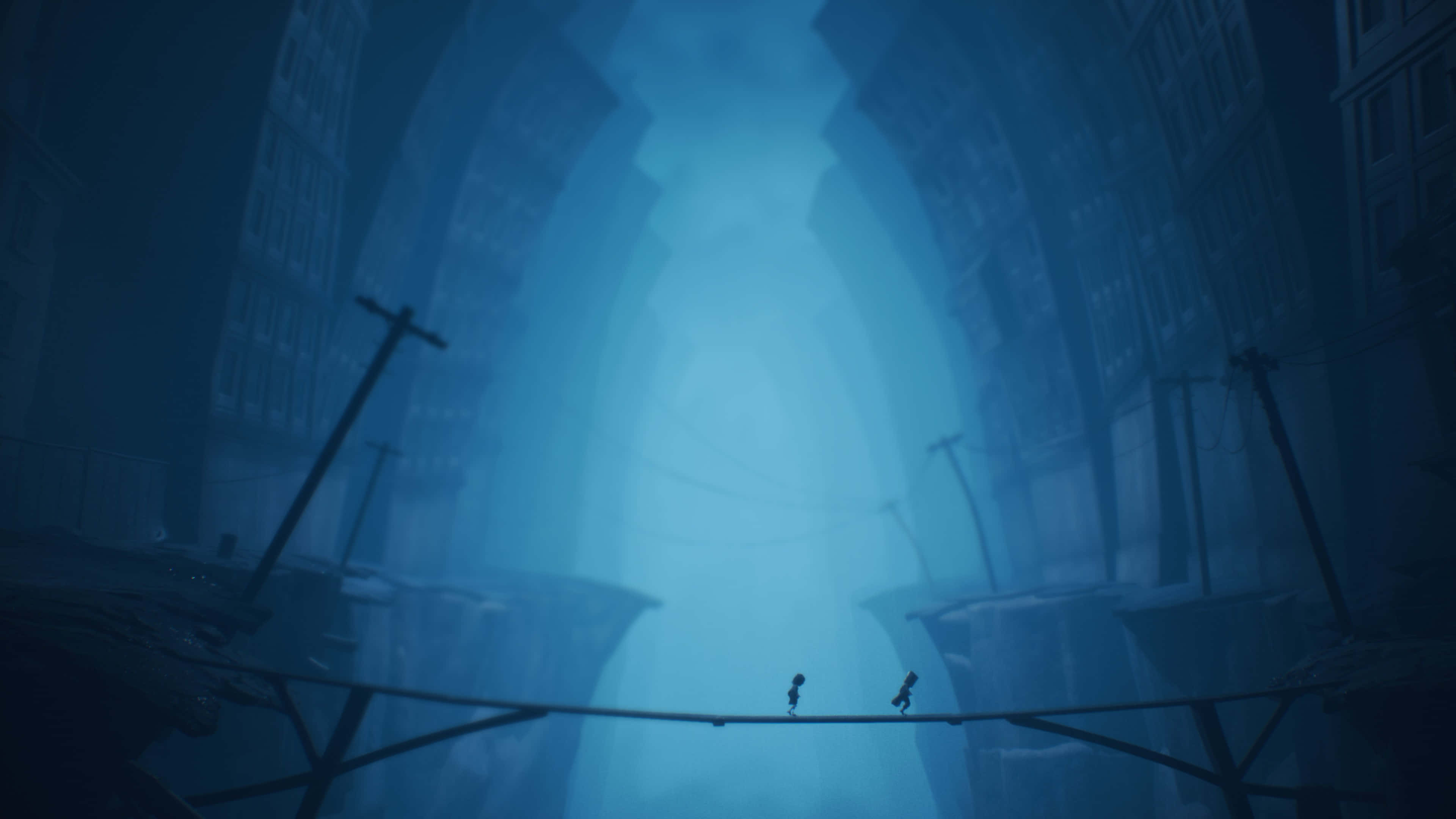 Little Nightmares 4K 桌布 壁紙 — 兩個微小的人影在巨大、霧氣瀰漫的摩天大樓之間走鋼絲，天空閃耀著藍光。