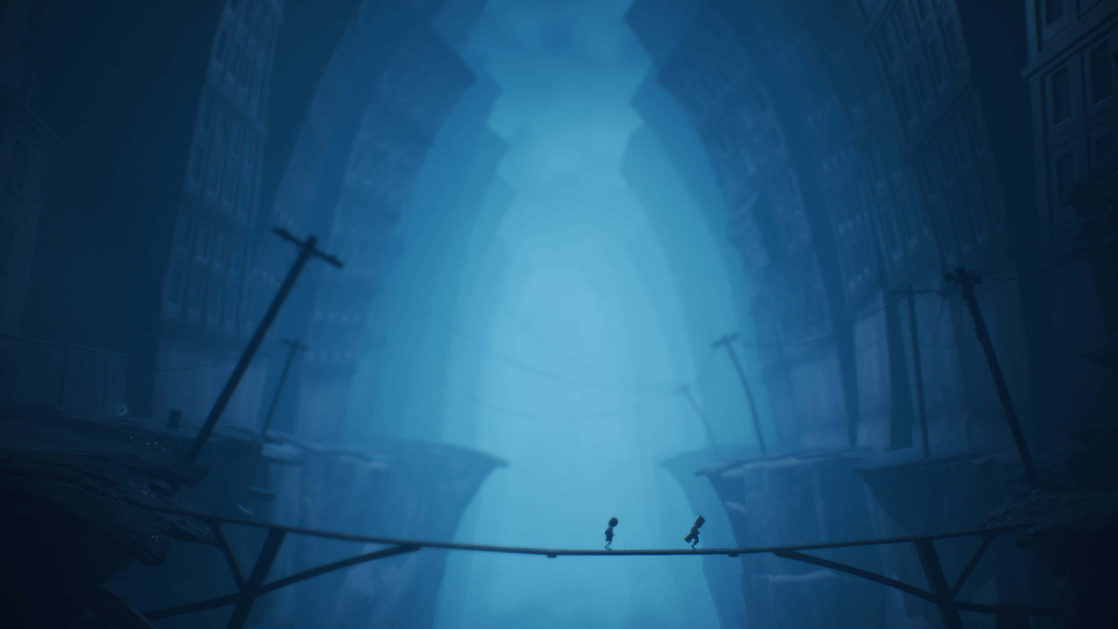 Little Nightmares 4K 桌布 壁紙 — 兩個微小的人物在發光的藍天下，於巨大、霧濛濛的摩天大樓之間走在一條不穩的鋼索上。