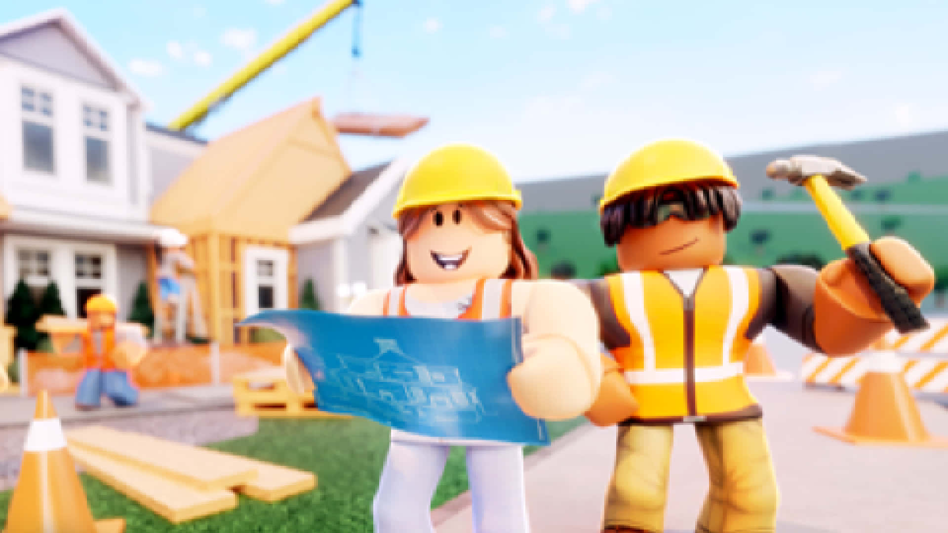 桌布 壁紙 — 兩個微笑的 Roblox 建築工人拿著藍圖和錘子，在一個有起重機和安全錐的陽光明媚的建築工地。