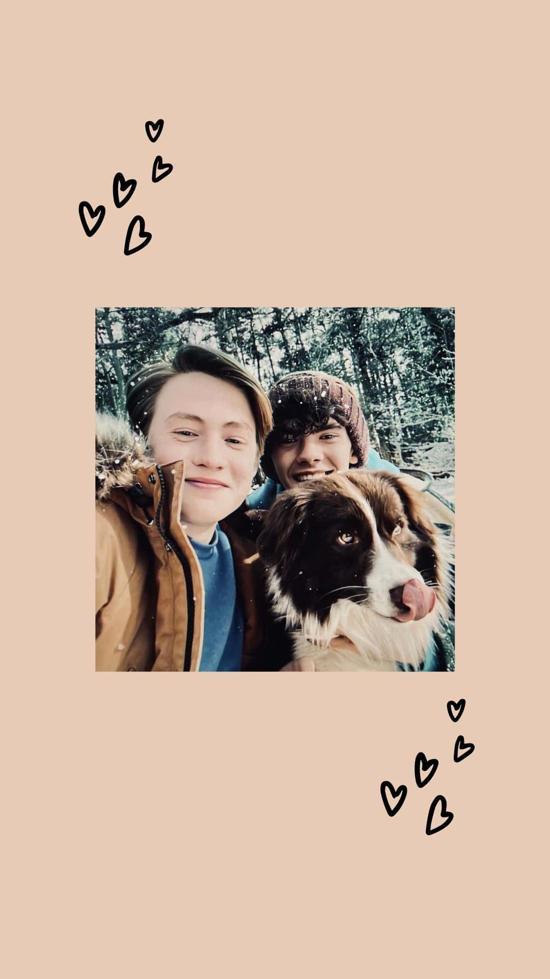 心碎男孩 桌布 壁紙 — 兩個微笑的人和一隻伸出舌頭的開心狗在雪地森林中自拍。