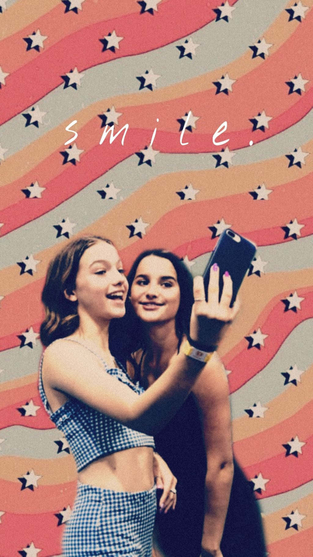 Best Friend Aesthetic 桌布 壁紙 — 兩個微笑的女孩在充滿活力的復古星空背景前自拍，背景上有 smile 字樣。