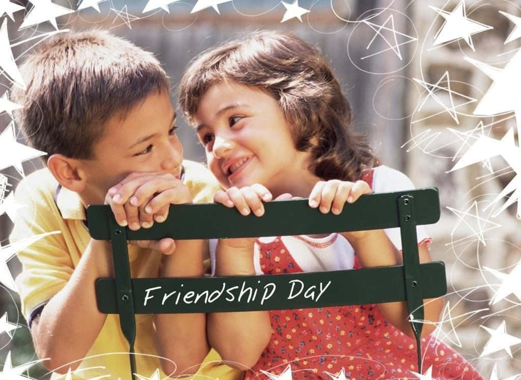 Stars 桌布 壁紙 — 兩個微笑的孩子靠在一張綠色長椅上，上面有「Friendship Day」文字，周圍環繞著白色星星圖案。