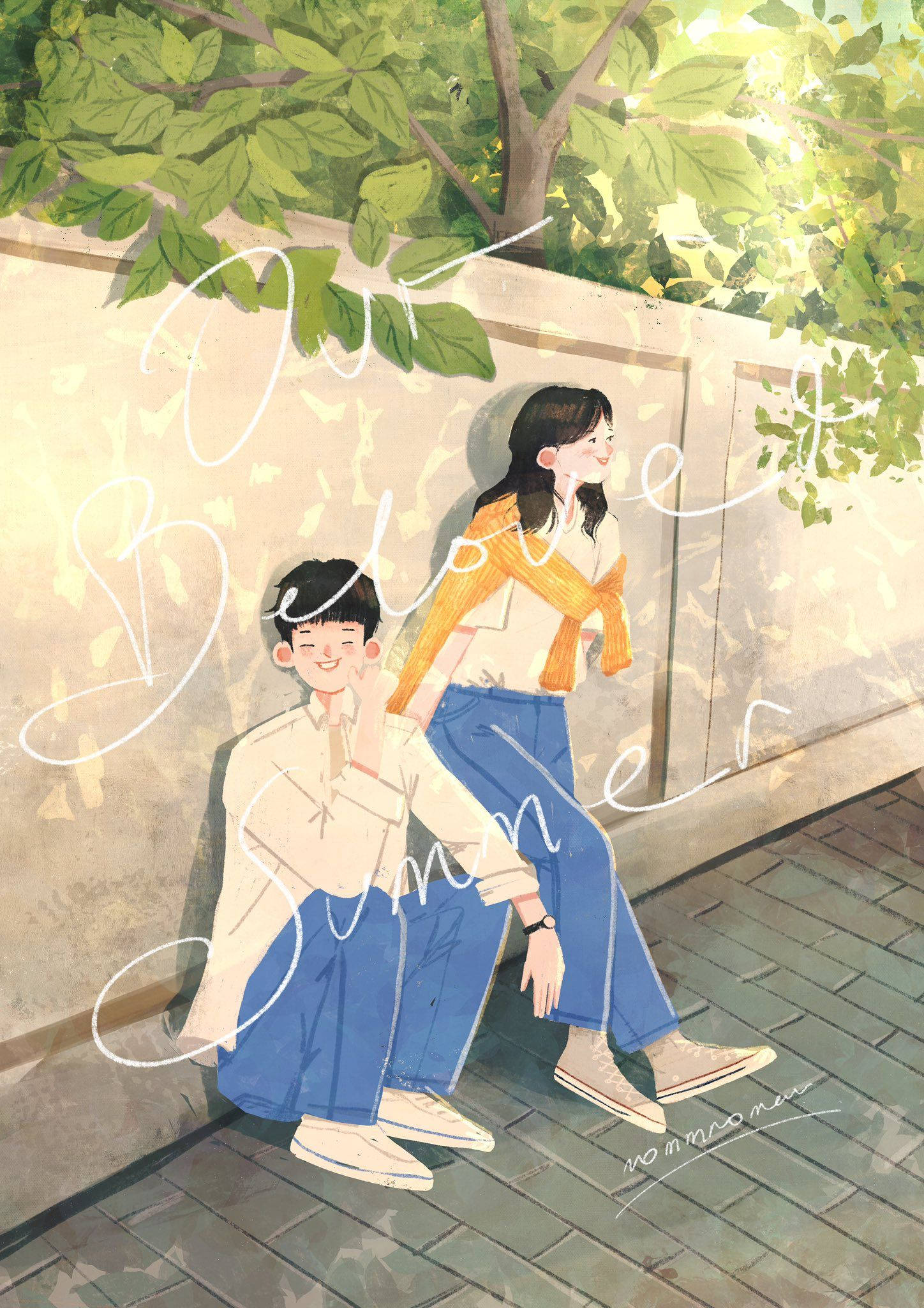 Beloved 桌布 壁紙 — 兩個微笑的年輕人坐在磚砌小徑上，頭頂是枝葉茂密的樹木，溫暖的陽光透過樹葉灑落。