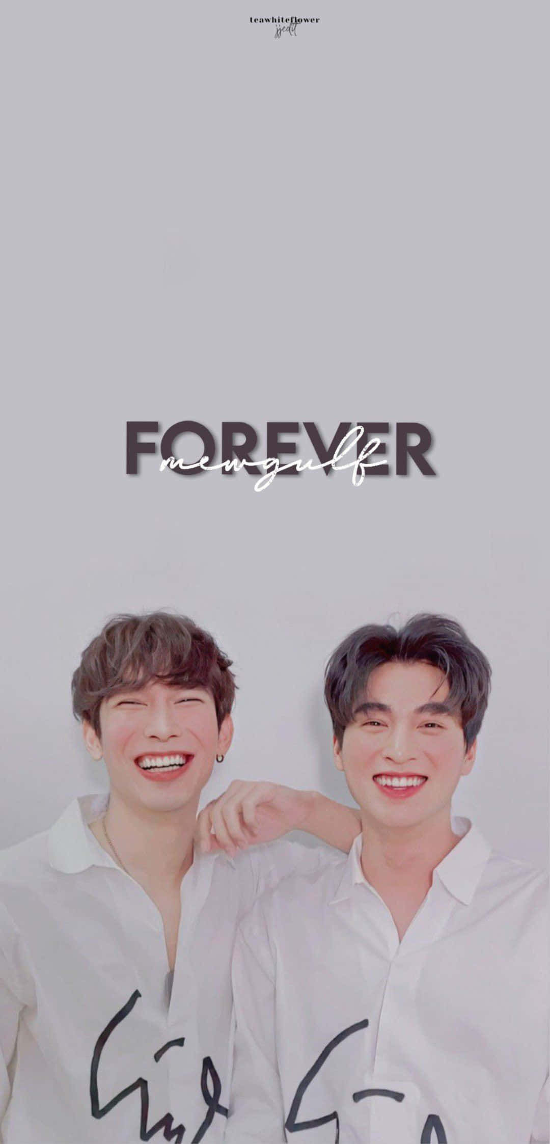情侶 桌布 壁紙 — 兩個微笑的年輕男子穿著白襯衫，在帶有「FOREVER」文字的純色背景前，親密地互相搭著肩膀擺姿勢。