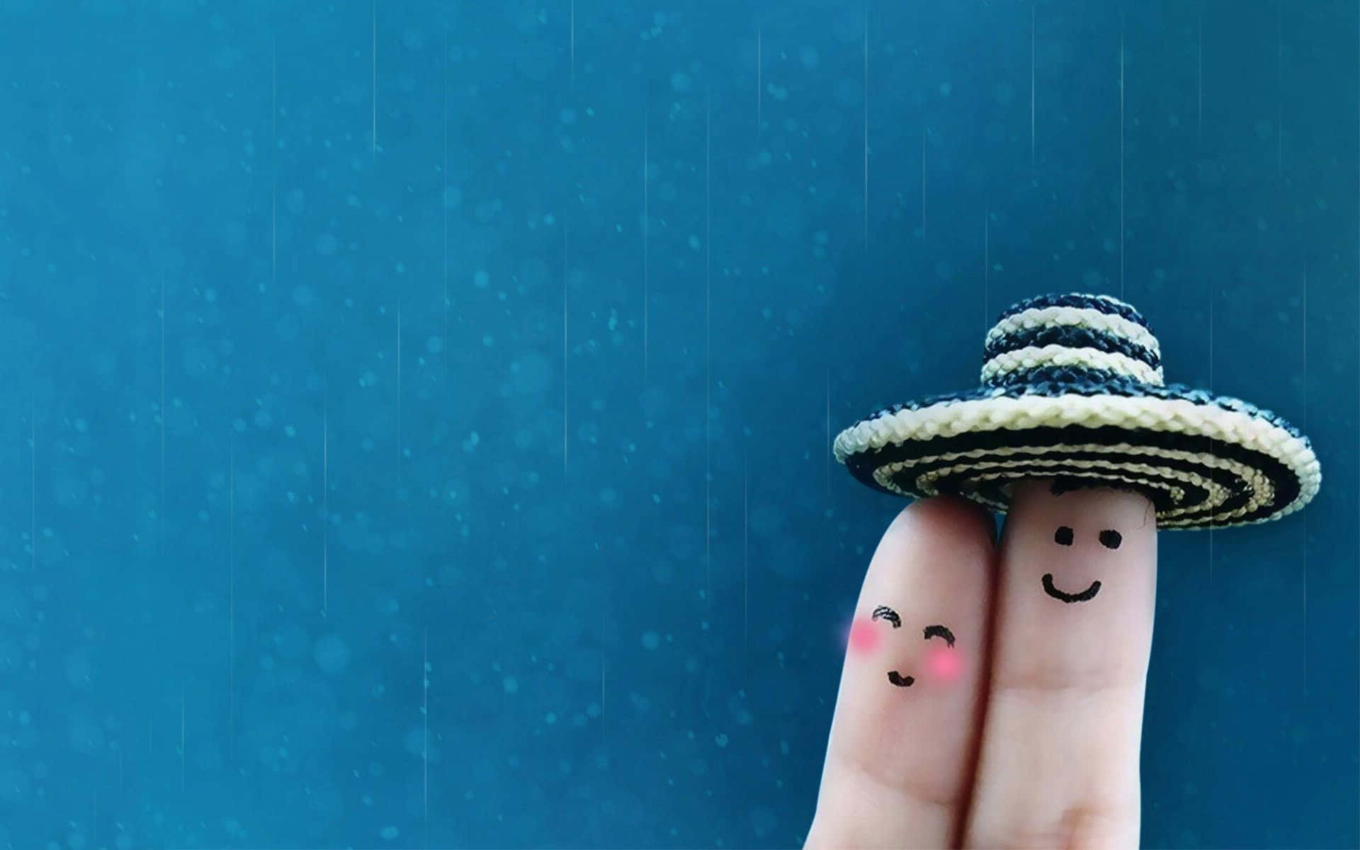 Funny Love 桌布 壁紙 — 兩個微笑的手指木偶戴著草帽，在雨天的藍色背景中共享，其中一個在傘下臉紅。