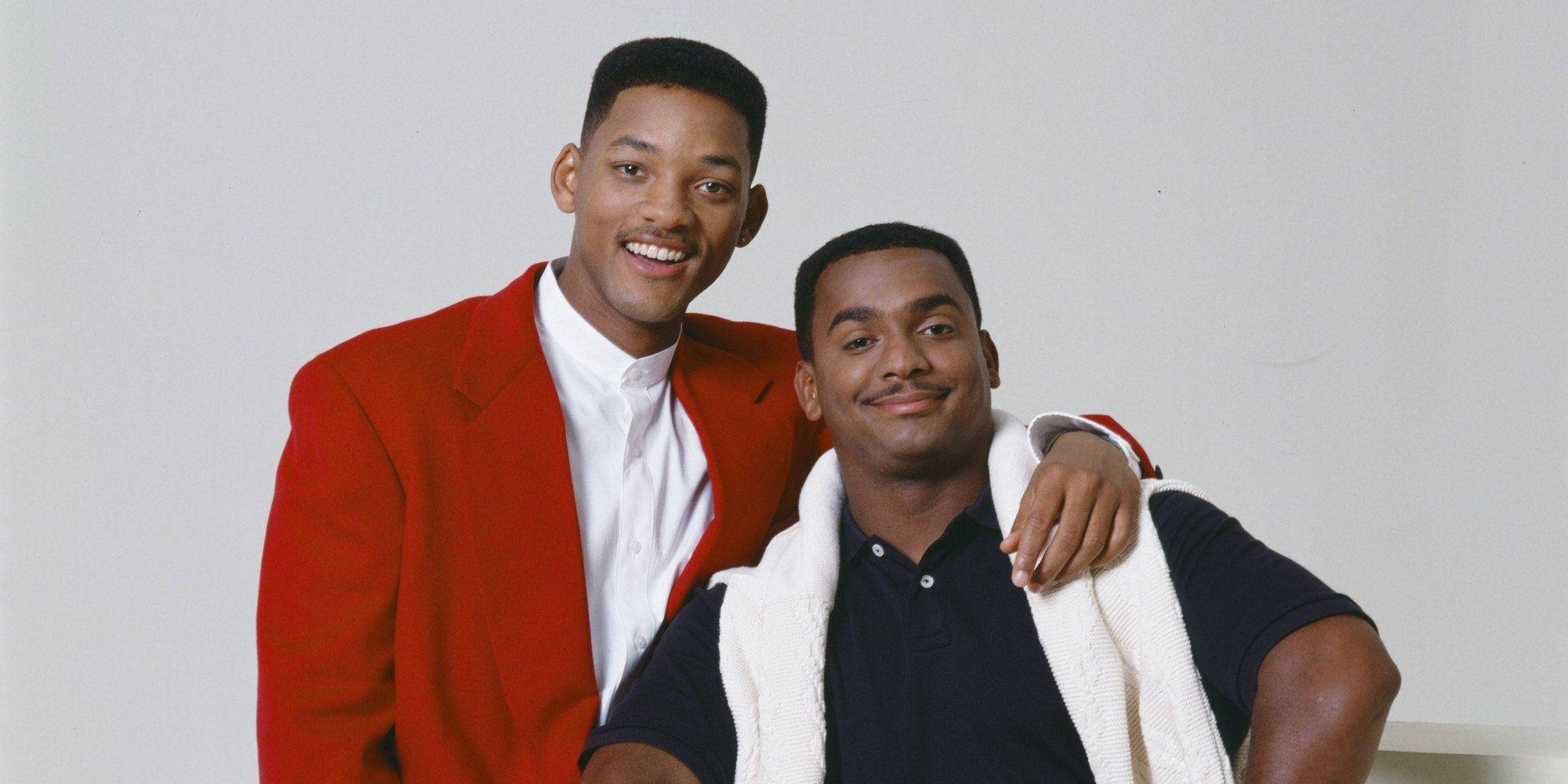 fresh prince 桌布 壁紙 — 兩個微笑的男人一起擺姿勢，一個穿著大膽的紅色西裝外套，另一個穿著海軍藍襯衫，肩上披著白色毛巾，背景是純白色。