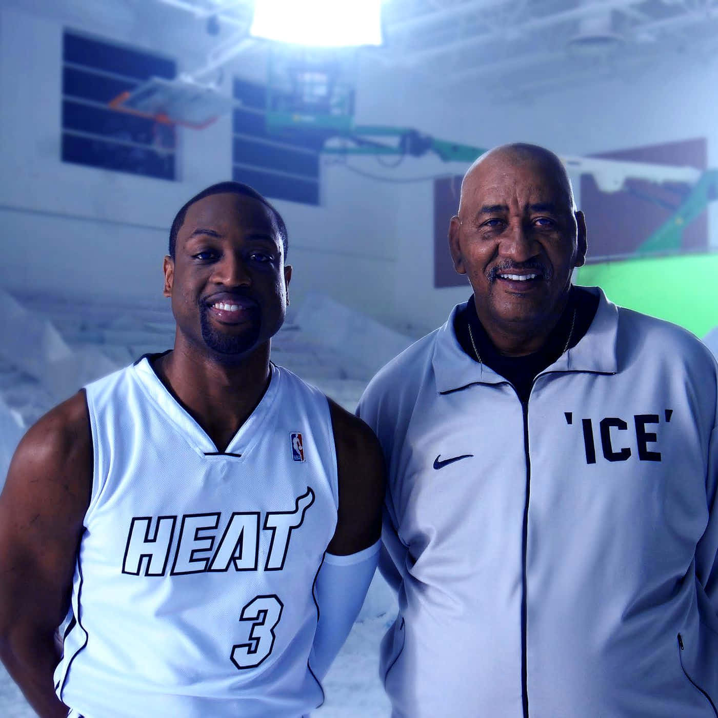 NBA 桌布 壁紙 — 兩個微笑的男人在籃球場上擺姿勢，一個穿著邁阿密熱火球衣，另一個穿著印有「ICE」的外套。