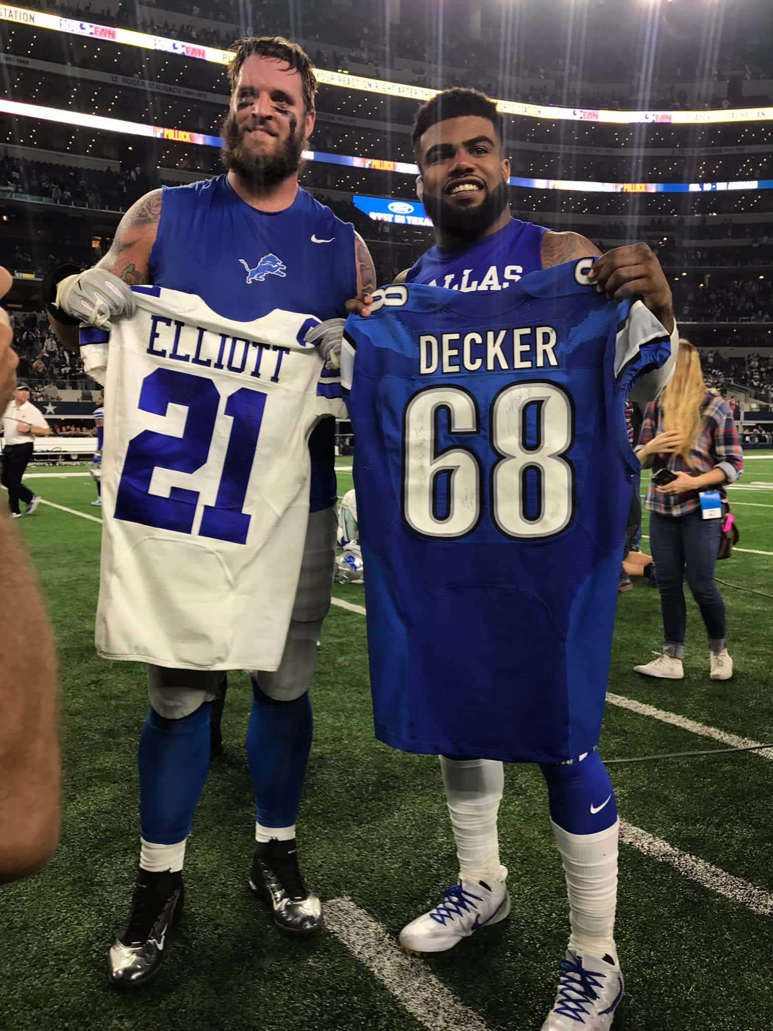 Jersey 桌布 壁紙 — 兩個微笑的足球運動員在燈光球場上賽後舉起對方球隊的球衣。