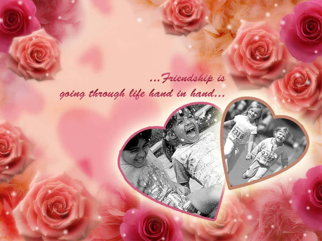 Friendship Day 桌布 壁紙 — 兩個心形相框展示快樂的孩子，背景是柔和的粉紅玫瑰，配有閃爍的心形和友誼語錄。