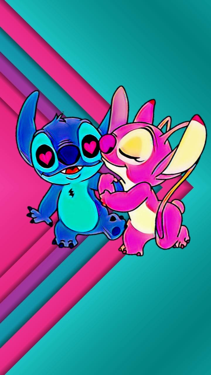Stitch And Angel 桌布 壁紙 — 兩個心形眼睛的卡通外星人在充滿活力的粉紅色和藍綠色對角線背景上擁抱。