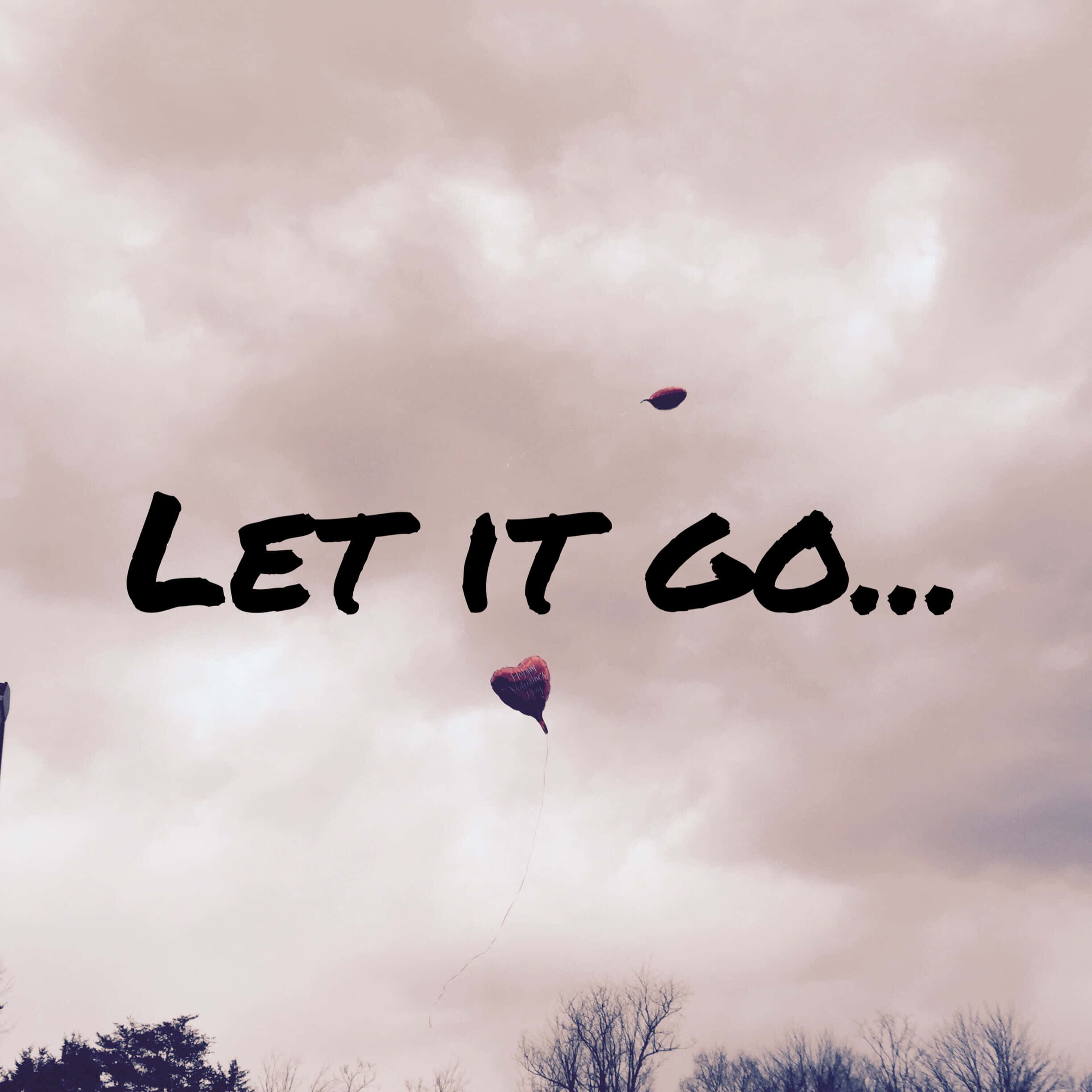 let it go 桌布 壁紙 — 兩個心形風箏在柔和的粉紅色多雲天空中向上飄揚，粗體文字寫著 let it go。