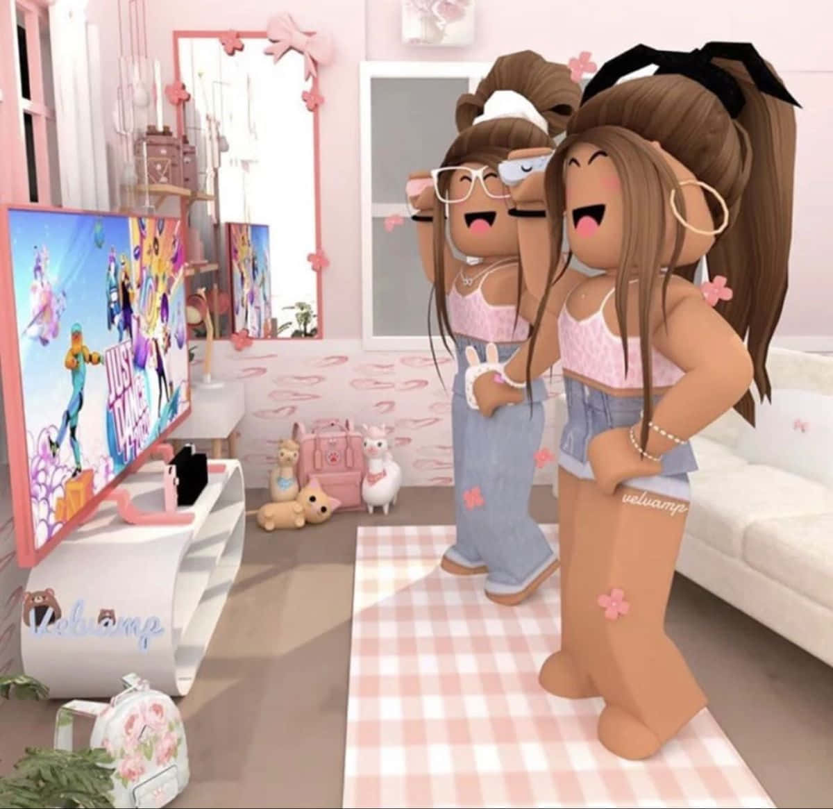 Roblox Bff 桌布 壁紙 — 兩個快樂的Roblox虛擬角色在粉紅色主題房間裡一起愉快地觀看色彩繽紛的電視節目。