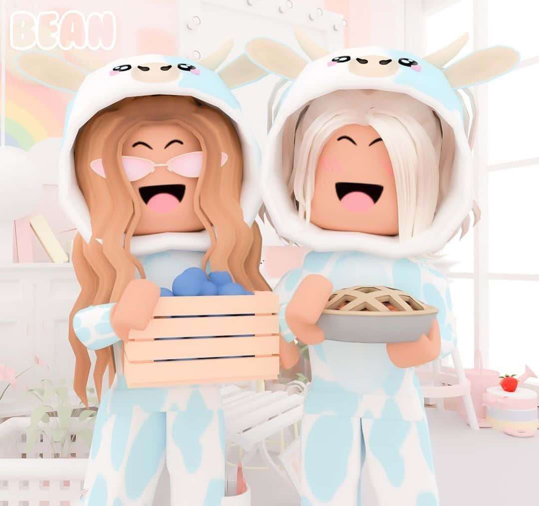 Roblox Bff 桌布 壁紙 — 兩個快樂的Roblox虛擬角色穿著乳牛主題睡衣，在明亮的粉彩臥室中拿著一箱藍莓和一個派。