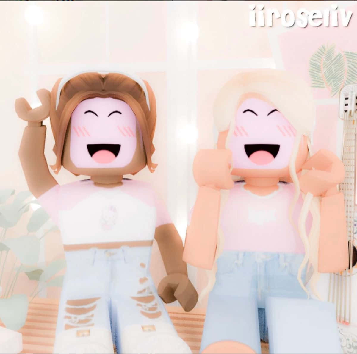 Roblox Bff 桌布 壁紙 — 兩個快樂的Roblox頭像，帶有粉紅色腮紅和寬闊的笑容，在一個有植物和吉他的粉彩粉紅色房間裡愉快地擺姿勢。