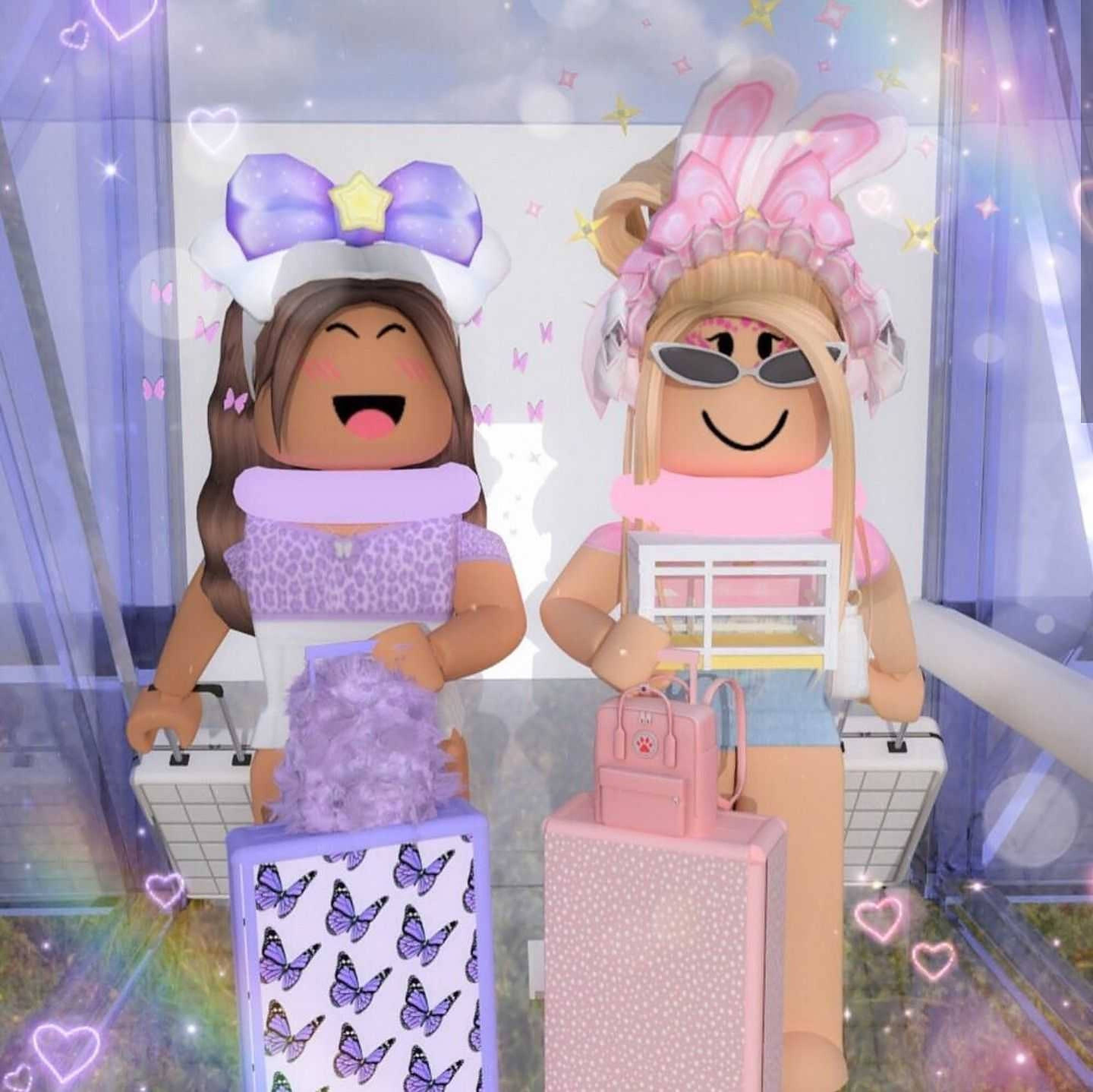 Roblox Girl 桌布 壁紙 — 兩個快樂的Roblox頭像，戴著兔耳和行李，站在一個閃閃發光的粉彩房間裡，充滿了心形和蝴蝶。