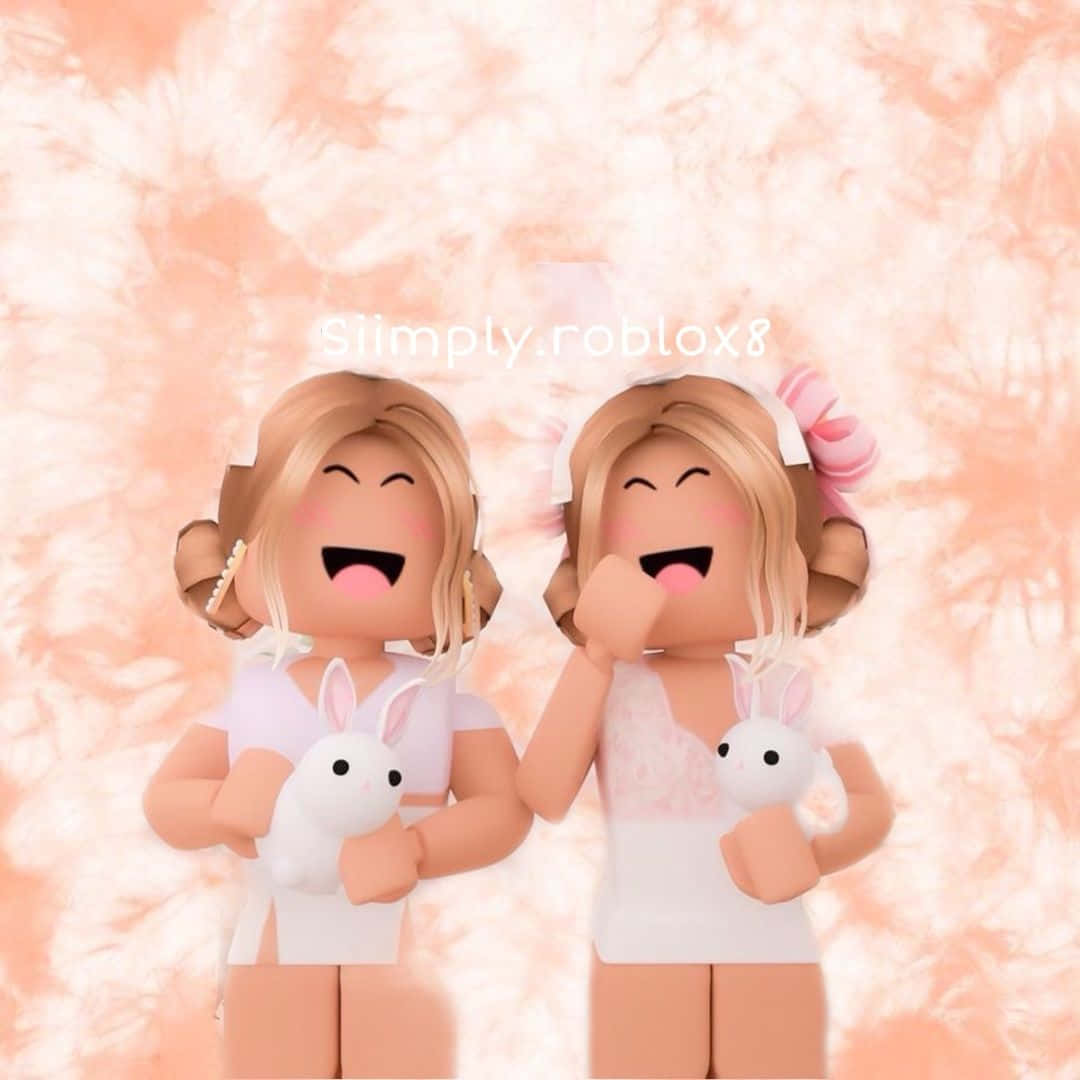 Roblox Bff 桌布 壁紙 — 兩個快樂的Roblox頭像，金髮並抱著兔子毛絨玩具，在柔軟的桃色紋理背景上大笑。