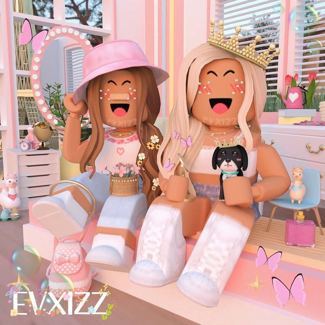 Roblox Bff 桌布 壁紙 — 兩個快樂的Roblox頭像在粉彩粉紅色的房間裡笑著，手持飲料，蝴蝶和泡泡在他們周圍飄浮。