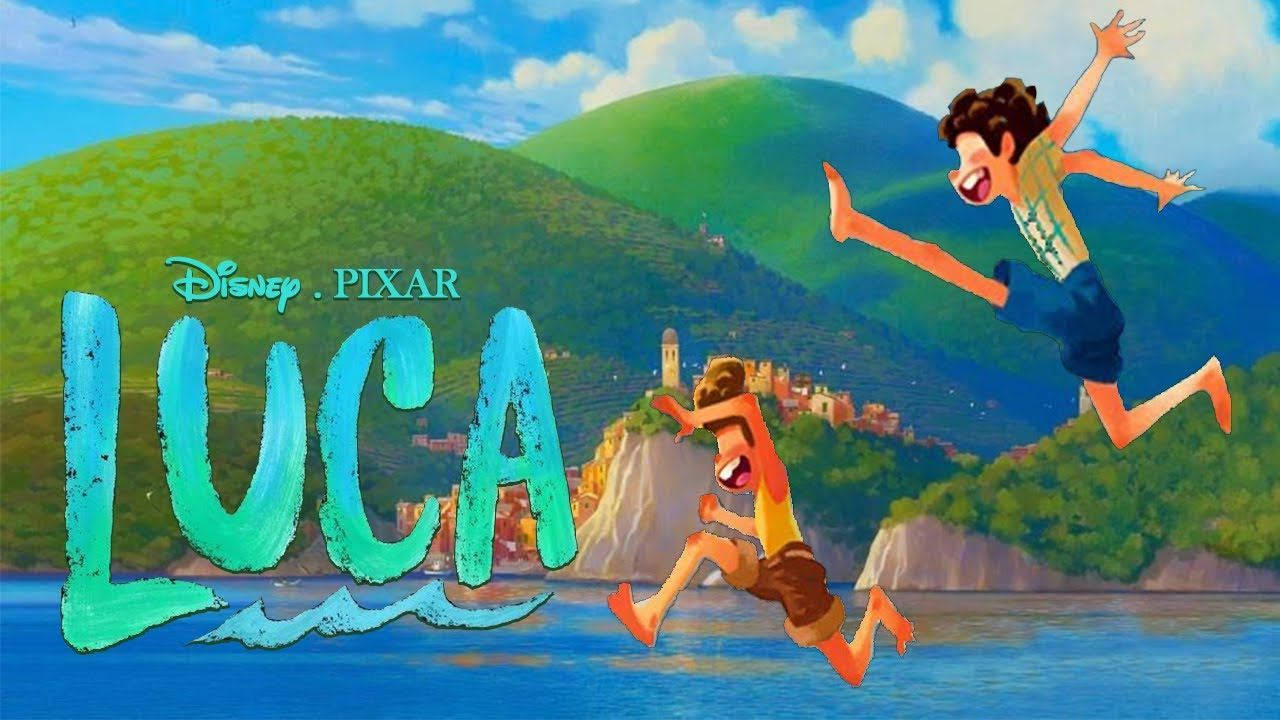 Pixar Luca 桌布 壁紙 — 兩個快樂的動畫男孩從懸崖跳入碧綠色的水中，背景是明亮的藍天、綠色山丘和一個沿海村莊。