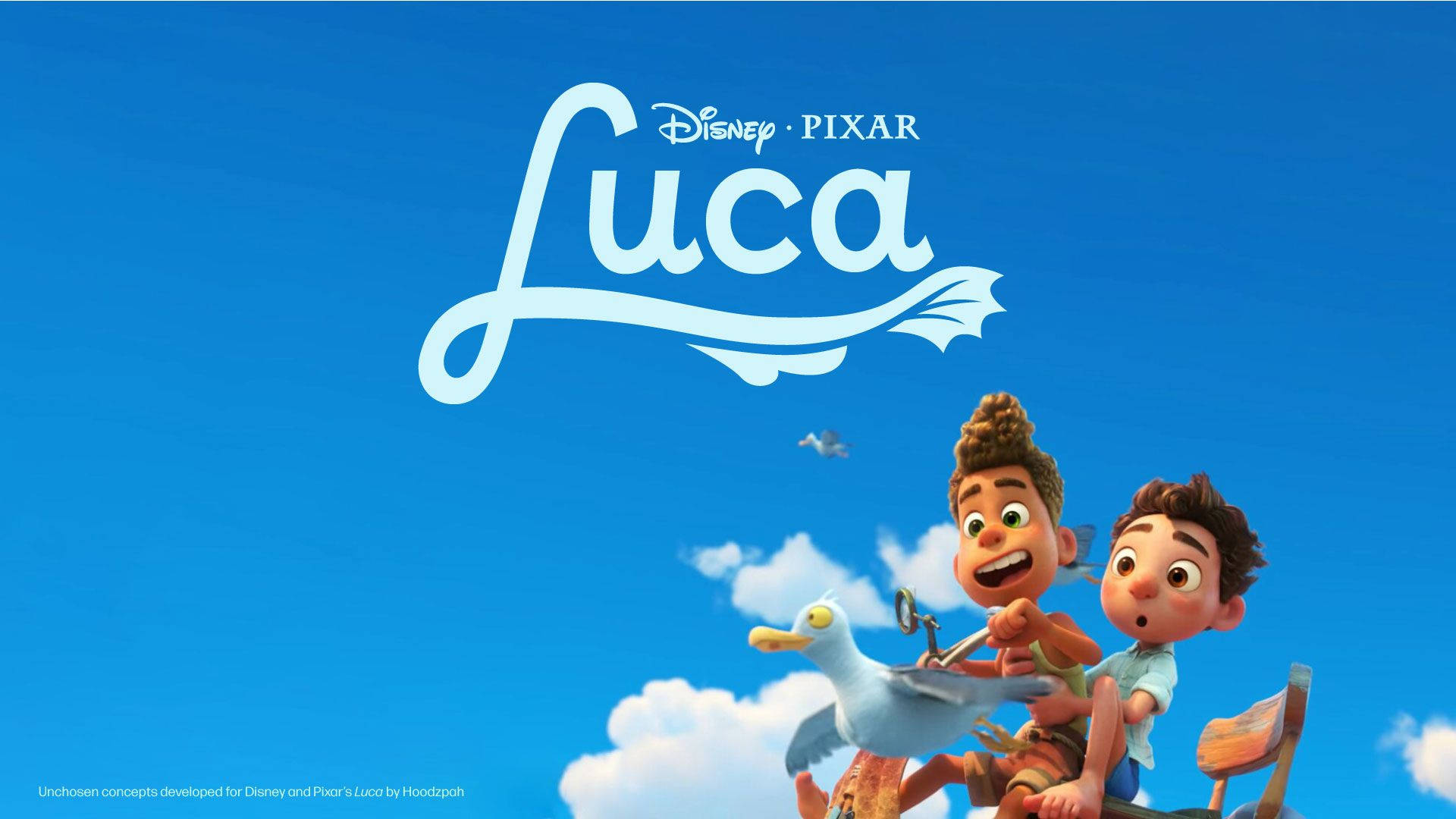Luca 桌布 壁紙 — 兩個快樂的動畫男孩騎著海鷗穿過明亮的藍天，下方是迪士尼皮克斯《路卡的夏天》標誌。