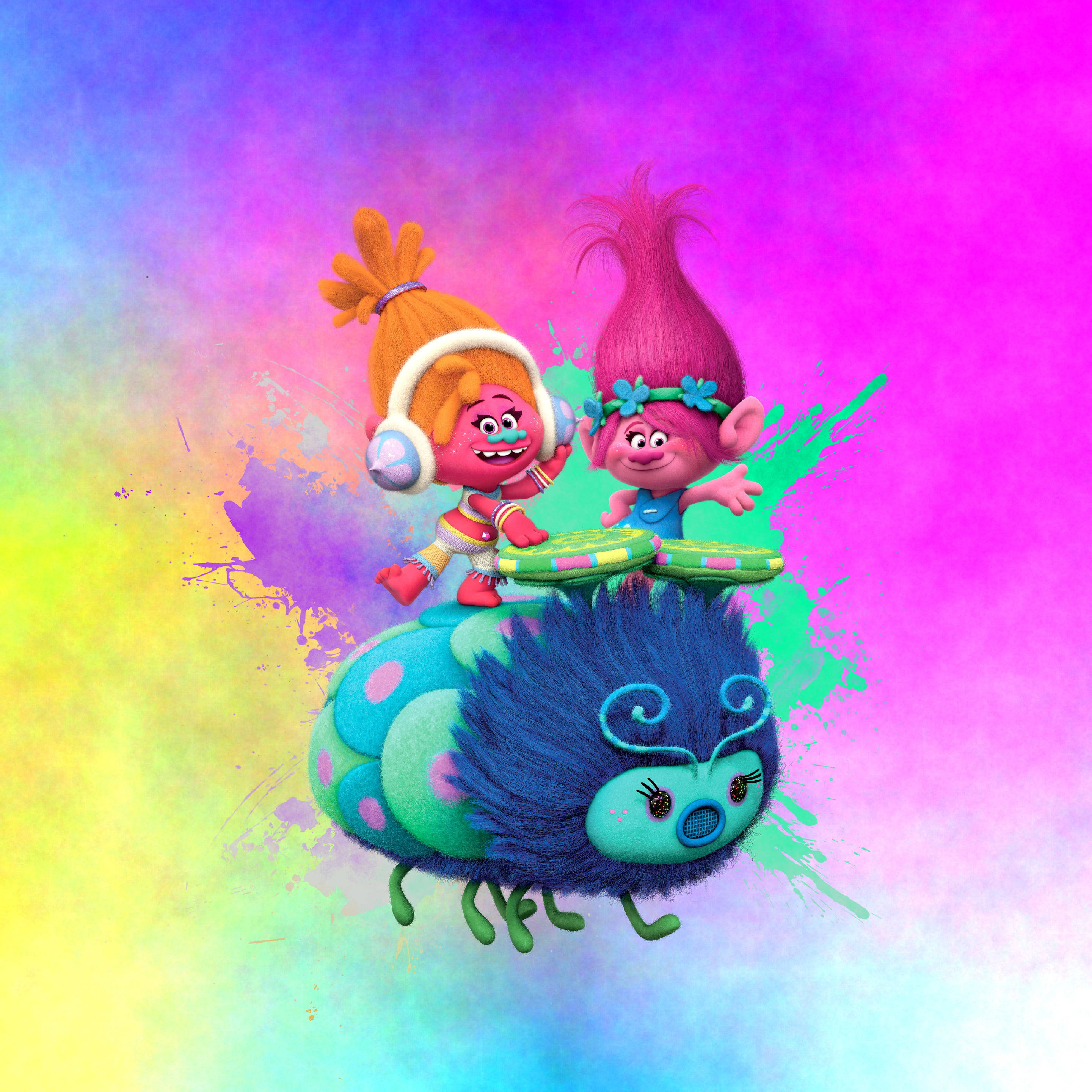 魔髮精靈 桌布 壁紙 — 兩個快樂的巨魔角色在充滿活力的彩虹飛濺背景上愉快地騎著一隻毛茸茸的藍色生物。
