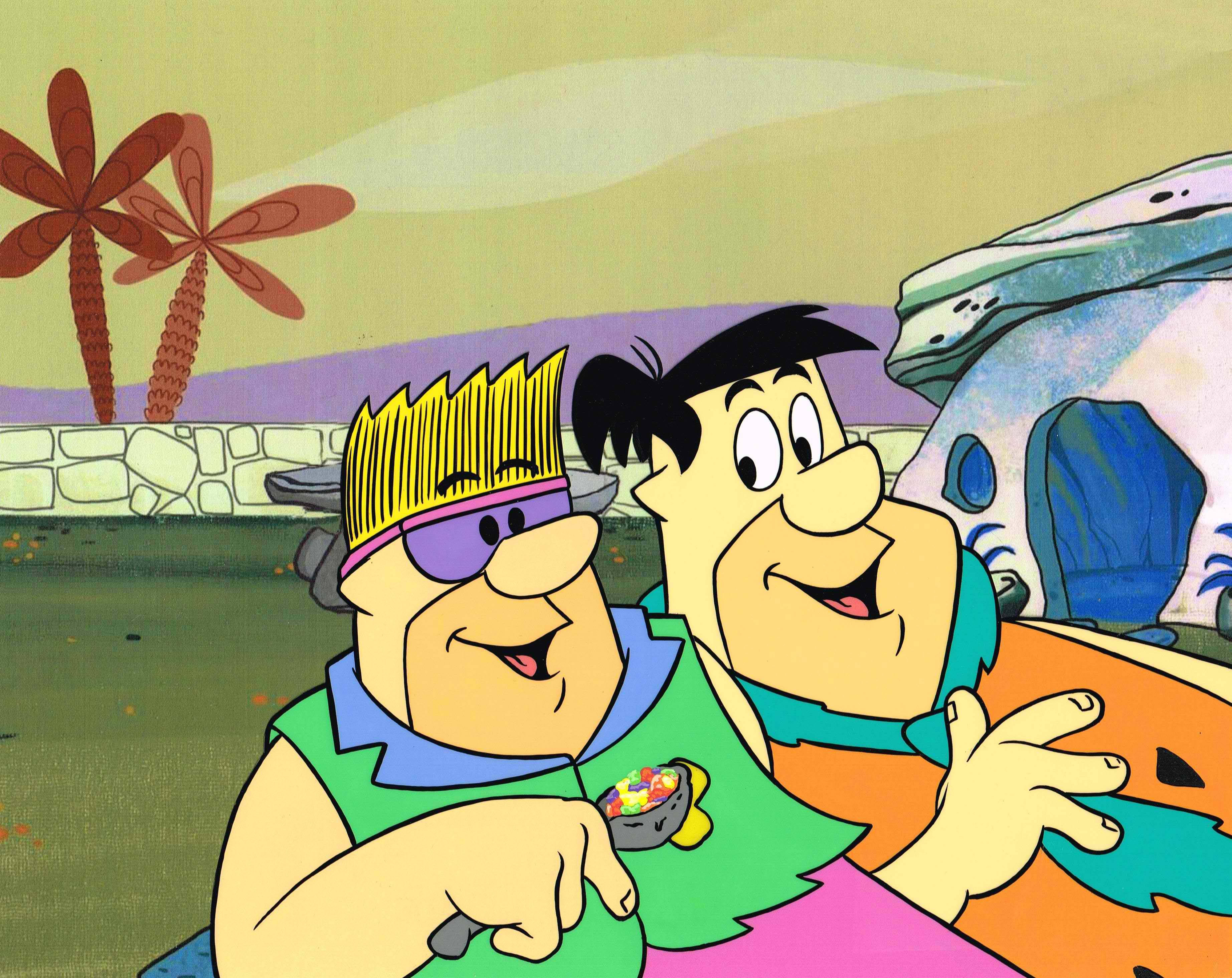 Flintstone 桌布 壁紙 — 兩個快樂的燧石家族角色在石頭屋和棕櫚樹前微笑並做手勢。
