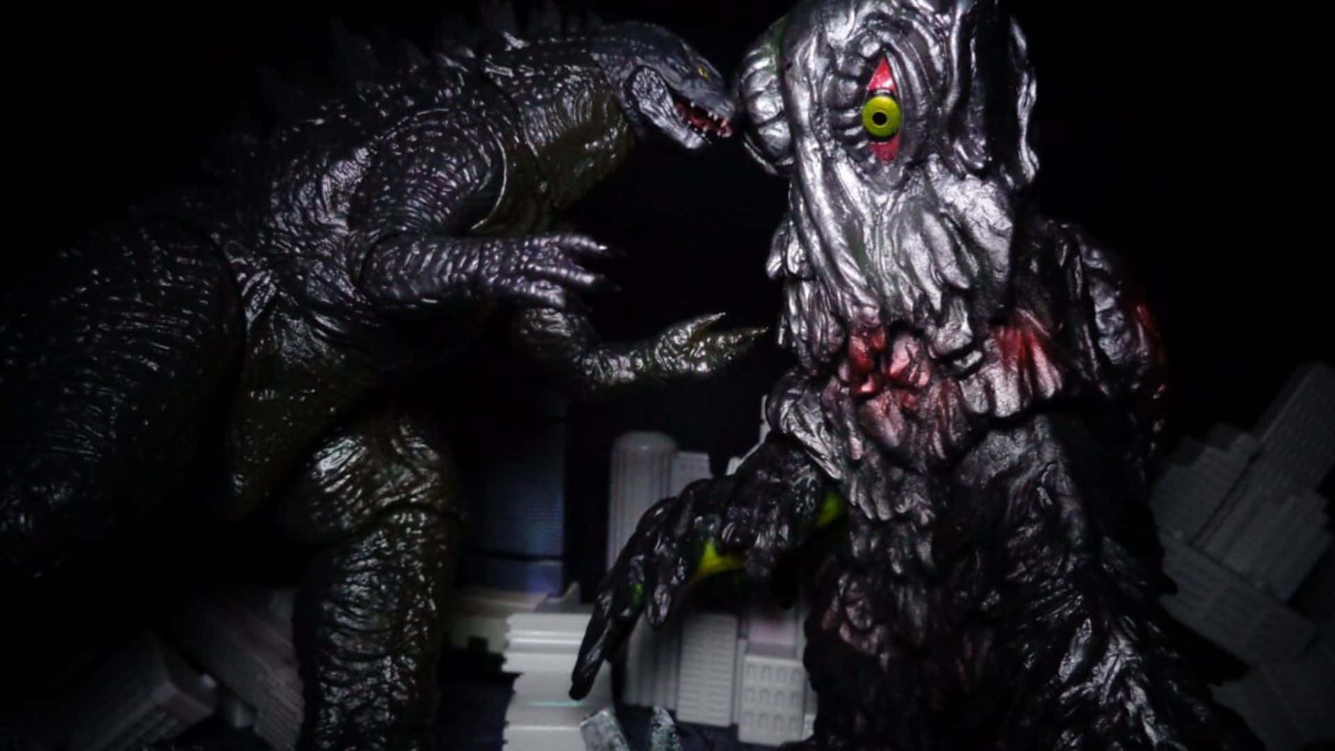 Godzilla Vs Hedorah 桌布 壁紙 — 兩個怪獸級卡伊珠在黑暗廢墟城市景觀中對峙，眼睛發光，紋理參差不齊。
