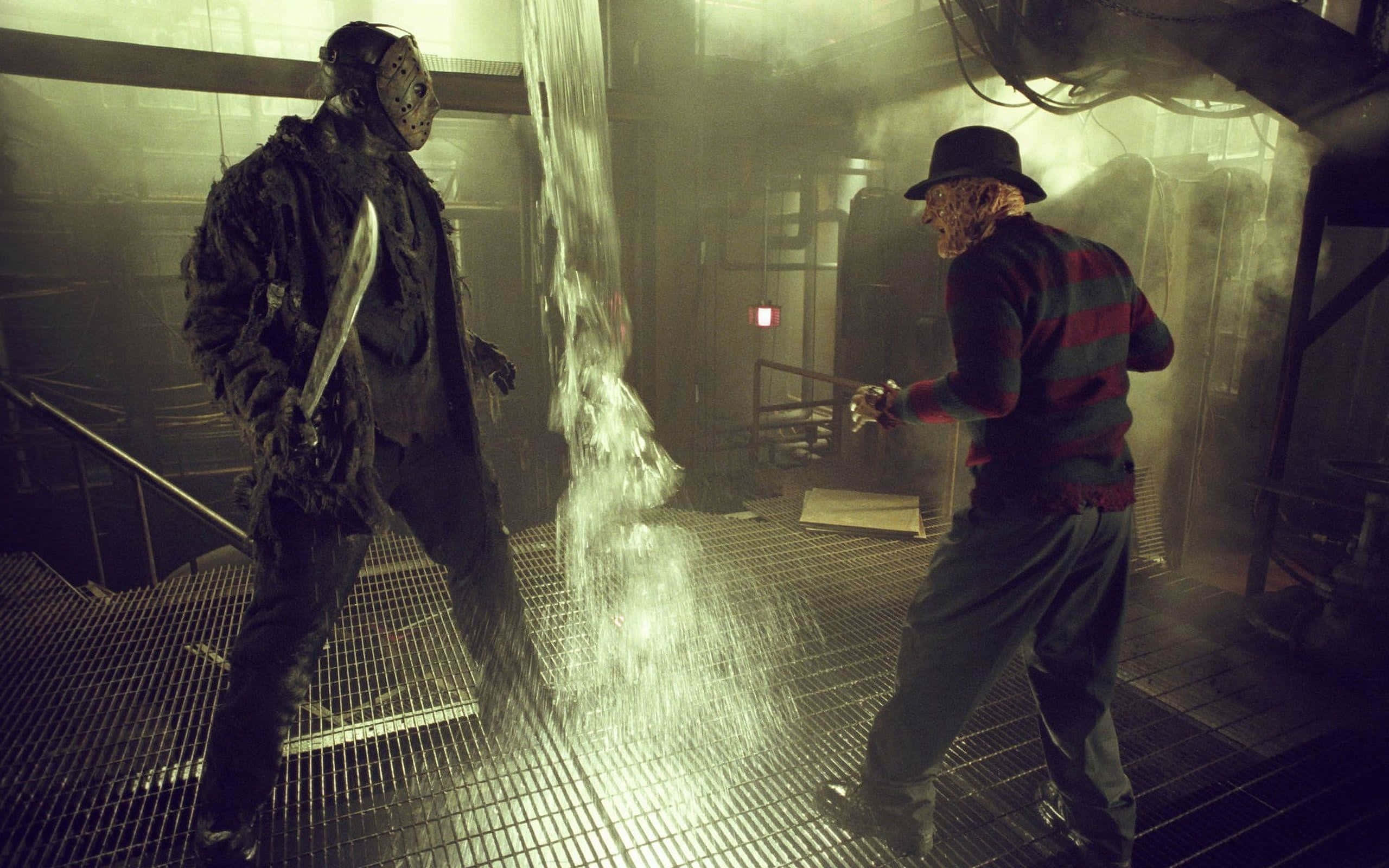 Freddy Krueger 桌布 壁紙 — 兩個恐怖偶像在充滿蒸氣的工業環境中對峙，一個手持刀，另一個手持電鋸。