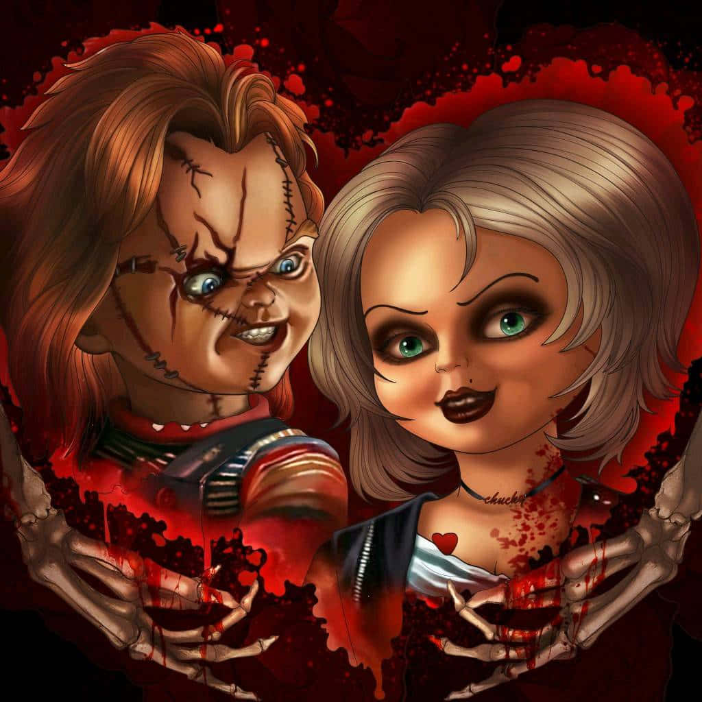 Chucky And Tiffany 桌布 壁紙 — 兩個恐怖娃娃，臉上縫線、雙手沾血，在深紅色飛濺背景中擁抱。