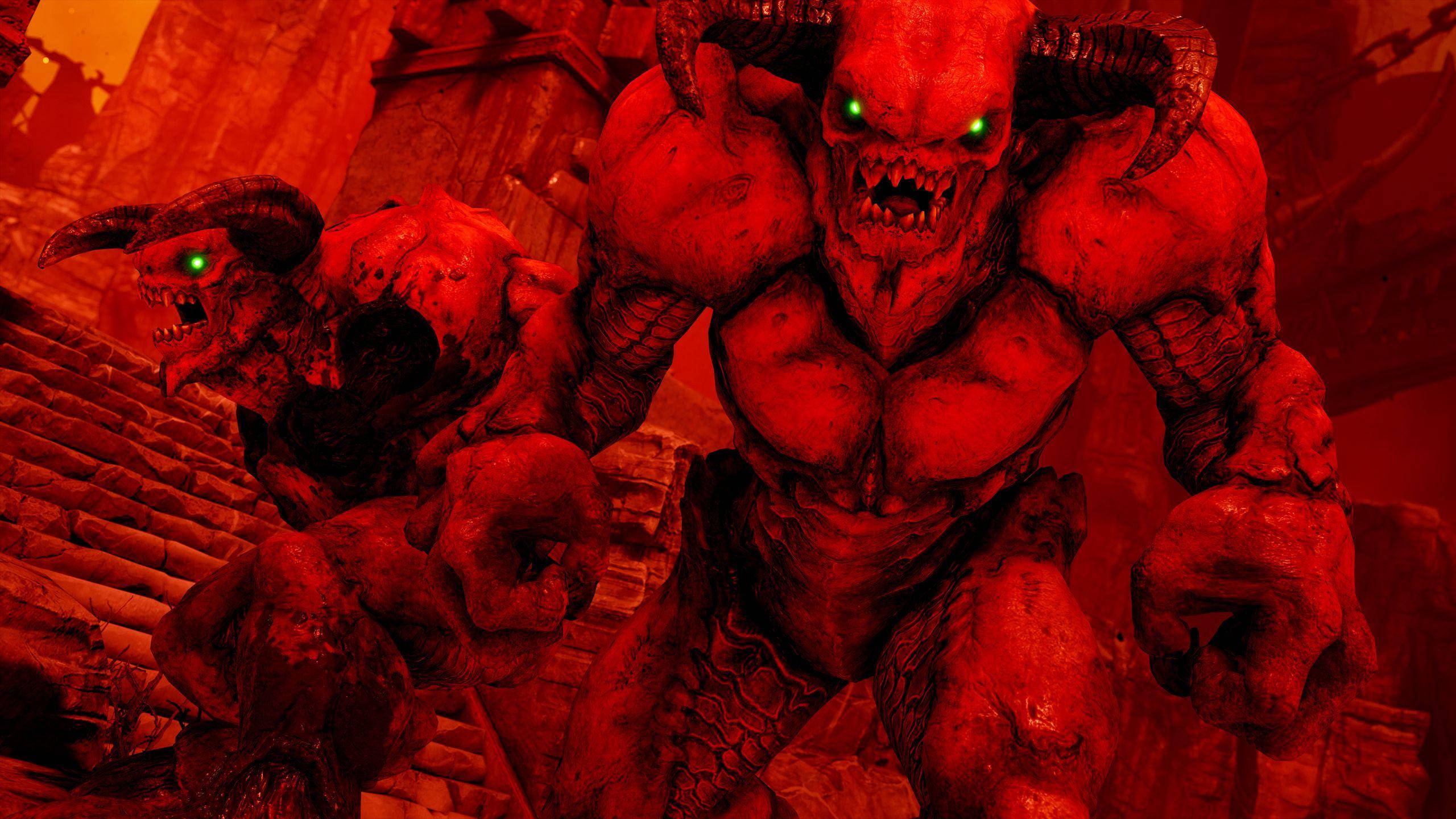 doom HD 桌布 壁紙 — 兩個惡魔般的生物，有著發光的綠色眼睛和角，威嚇地站在熾熱的紅色廢墟中。