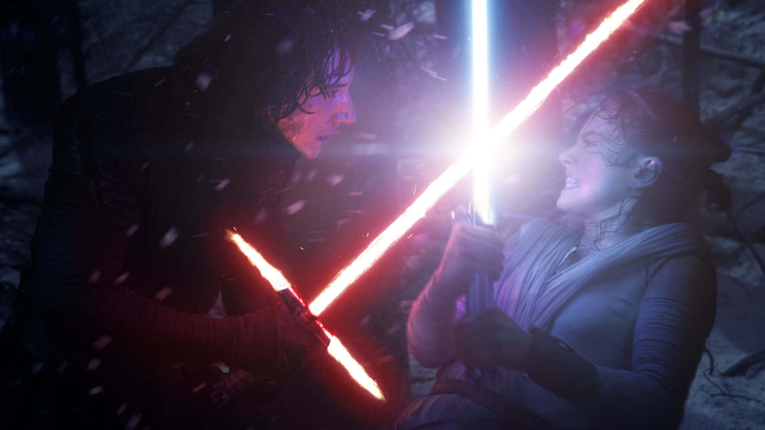 Lightsaber Duel 桌布 壁紙 — 兩個戰士在黑暗森林中，在飄落的雪中，用發光的紅色和藍色光劍交鋒。