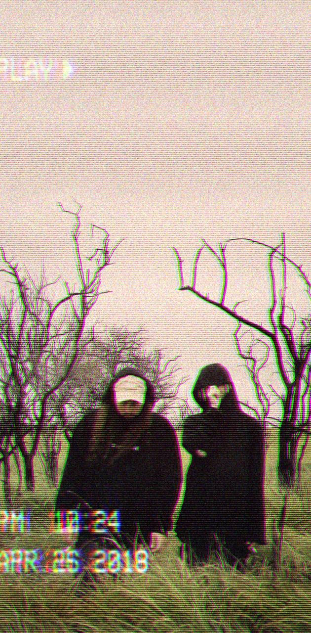 suicideboys 桌布 壁紙 — 兩個戴兜帽的人物站在荒蕪的田野中，天空出現故障效果，並有扭曲的文字疊加。