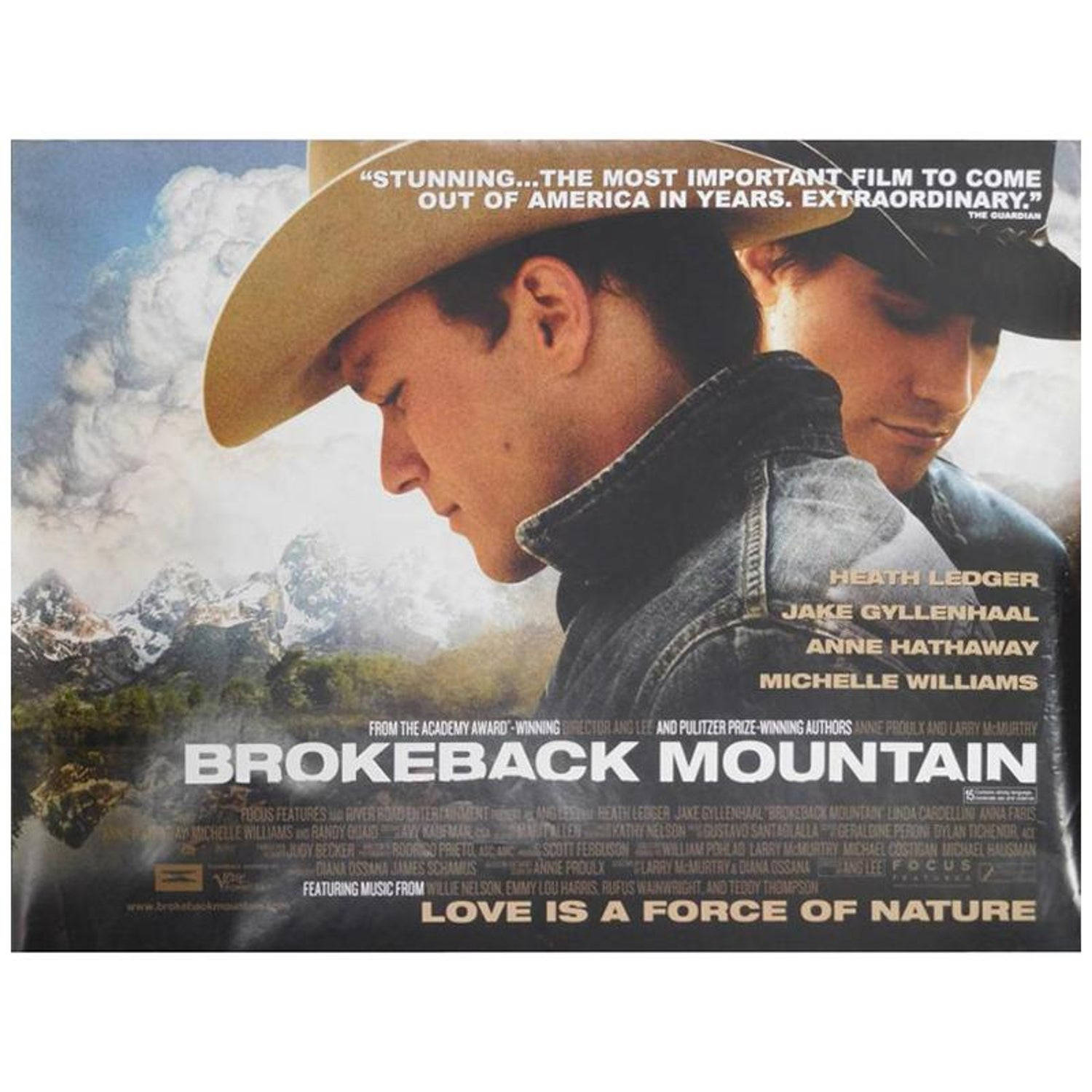 brokeback mountain 桌布 壁紙 — 兩個戴牛仔帽的男人側面站立，背景是雪山、雲層和文字疊加。