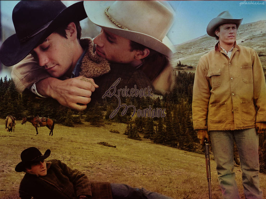 brokeback mountain 桌布 壁紙 — 兩個戴牛仔帽的男人在山的背景下溫柔擁抱，下方有馬匹在吃草。