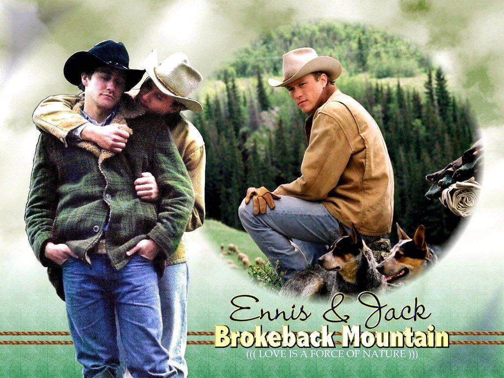 brokeback mountain 桌布 壁紙 — 兩個戴牛仔帽的男人在霧氣瀰漫的山景背景下，松樹和羊群在吃草，溫暖地擁抱。