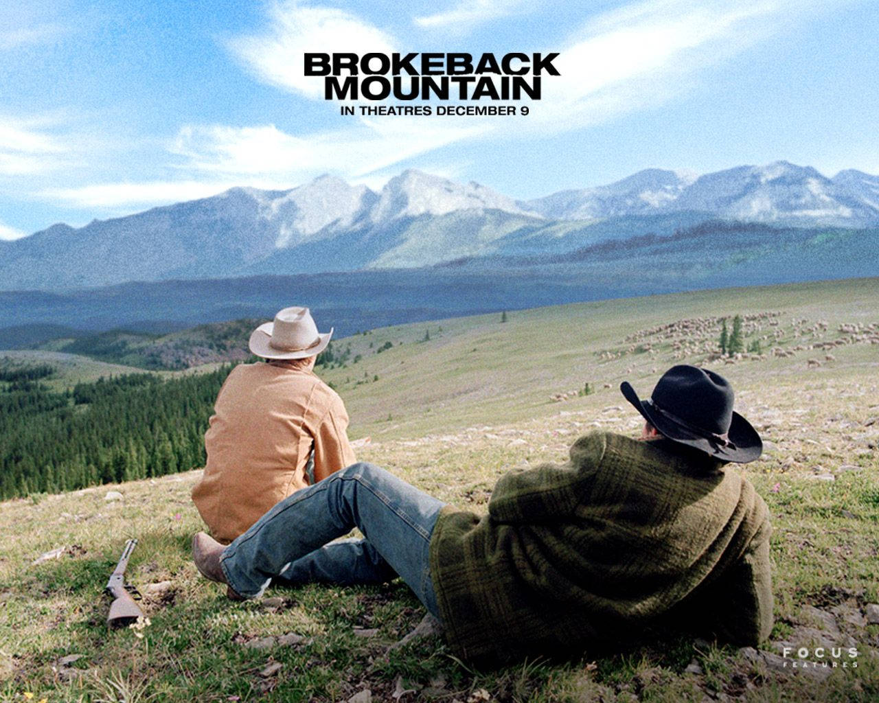 brokeback mountain 桌布 壁紙 — 兩個戴牛仔帽的男人坐在一個草地山丘上，俯瞰著藍天白雲下的雪山。