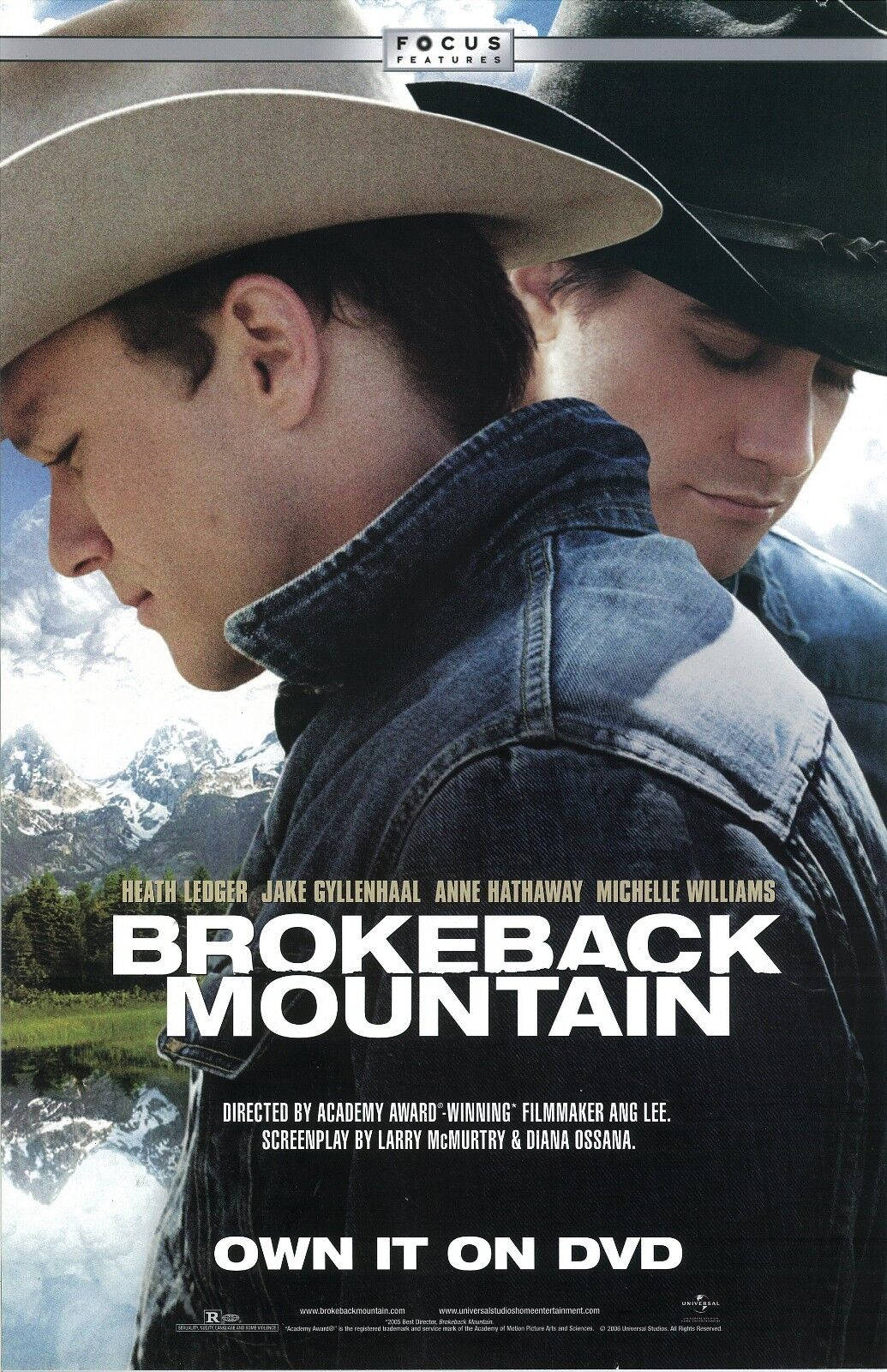 brokeback mountain 桌布 壁紙 — 兩個戴牛仔帽的男人緊靠在一起，背景是白雪覆蓋的山脈和反射的湖泊。