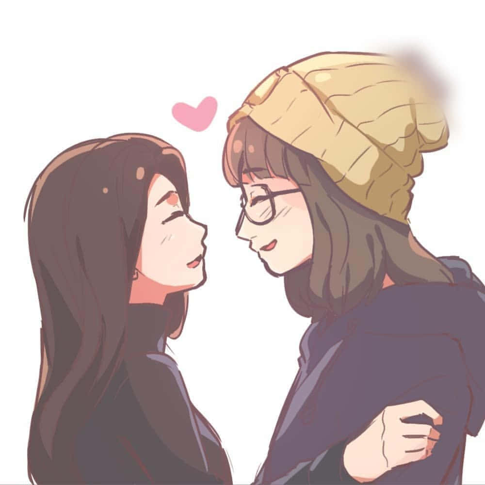 愛心 桌布 壁紙 — 兩個戴眼鏡和毛帽的動漫風格女孩分享一個溫柔的時刻，一個粉紅色的心在他們之間漂浮。