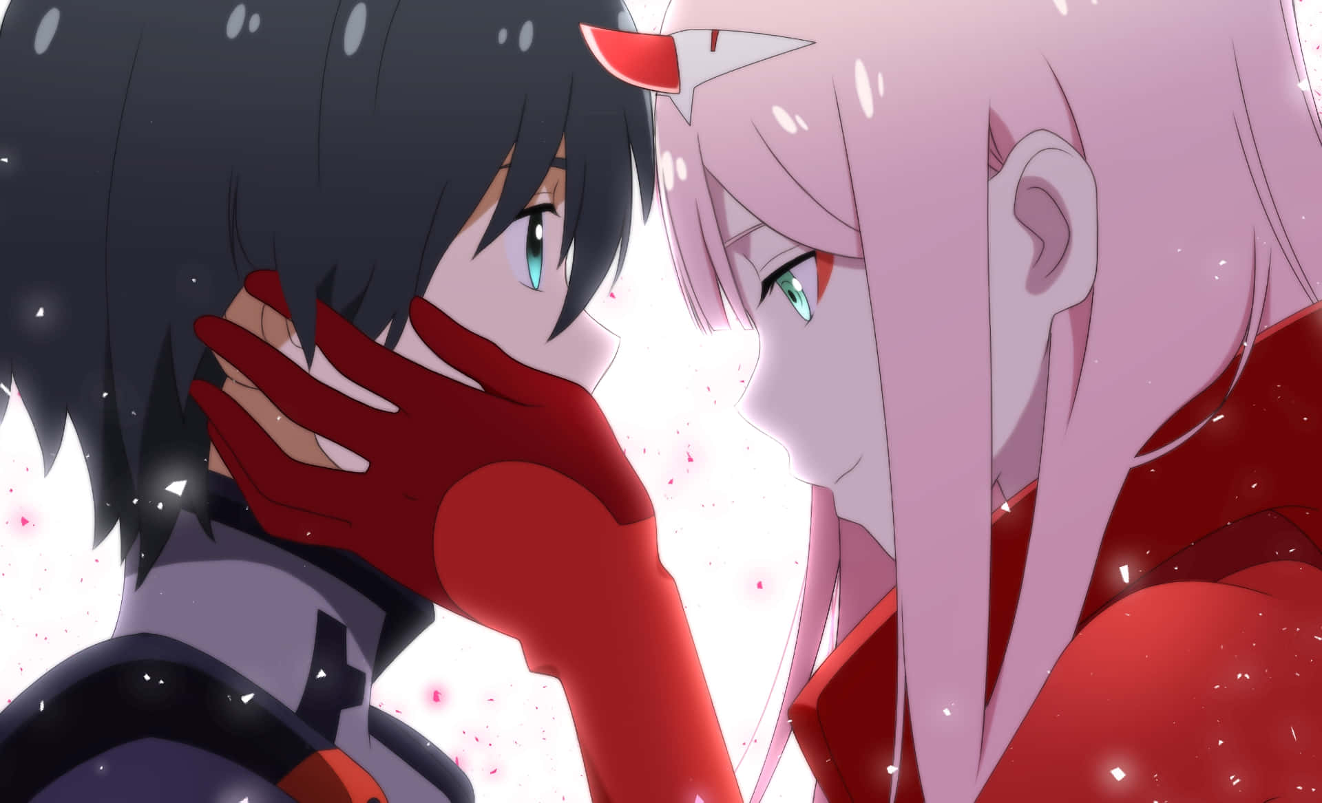 DARLING in the FRANXX 桌布 壁紙 — 兩個戴紅色手套的動漫角色在閃爍的白色背景前分享親密時刻。
