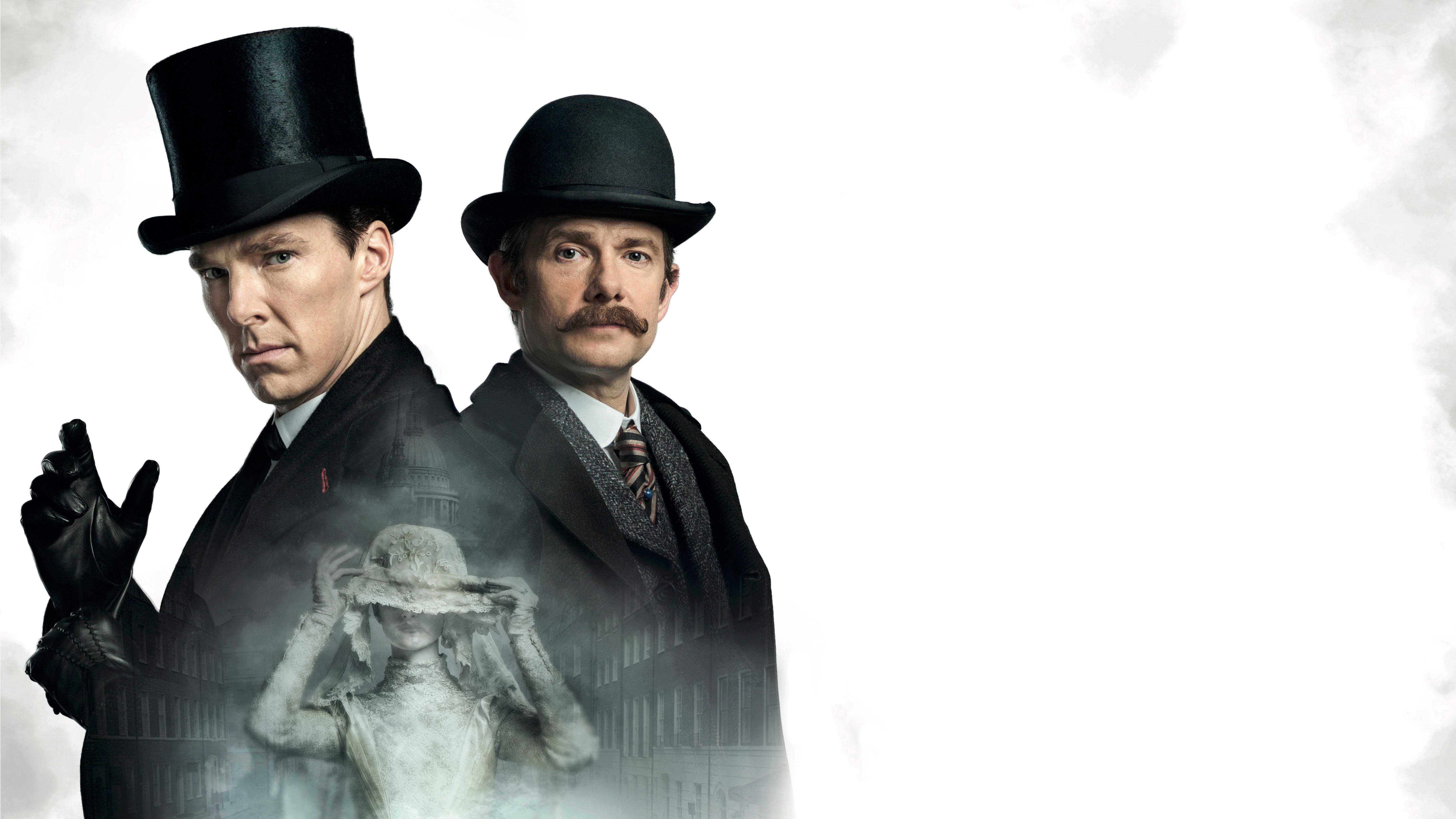Martin Freeman 桌布 壁紙 — 兩個戴維多利亞時代高帽和西裝的男人站在霧氣背景前，一個幽靈般的身影從霧中出現。