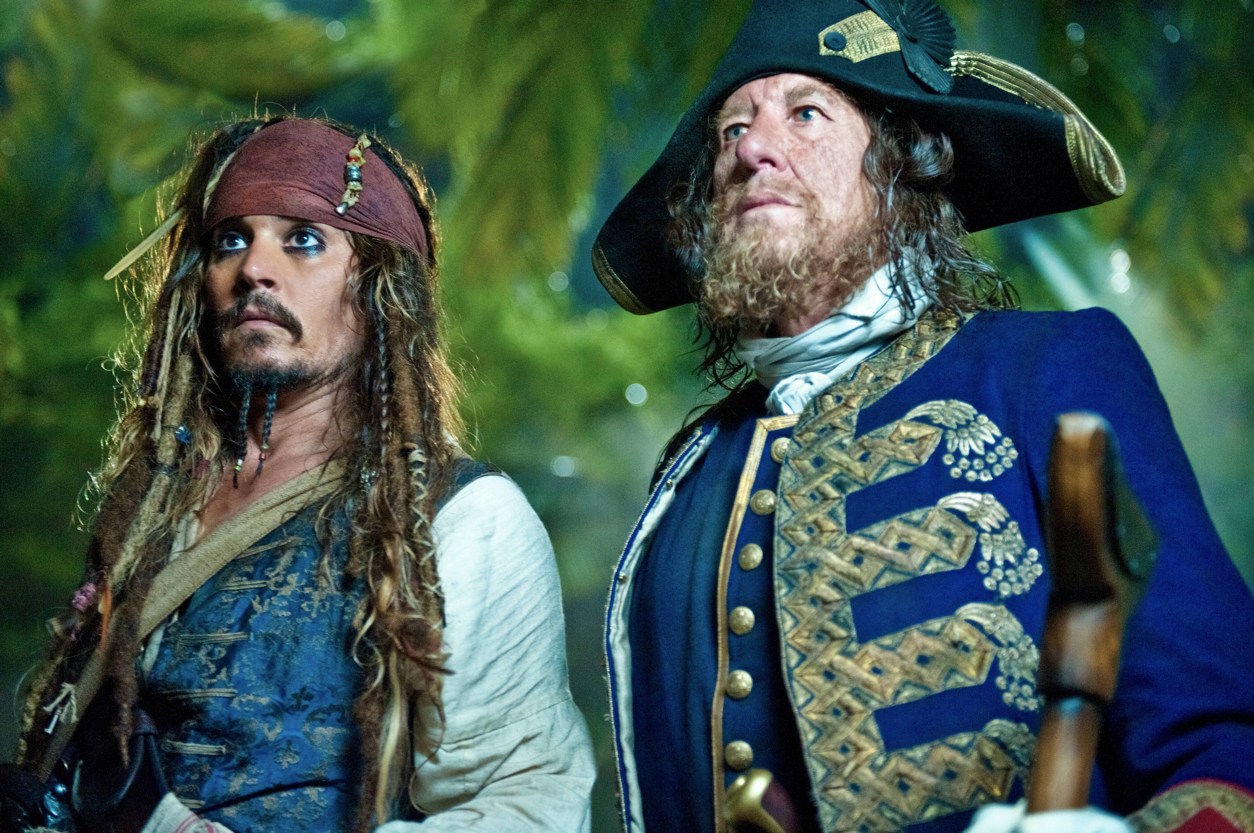 Pirates Of The Caribbean 桌布 壁紙 — 兩個戴著三角帽、留著辮子的海盜站在茂密的叢林中，在昏暗的綠光下。