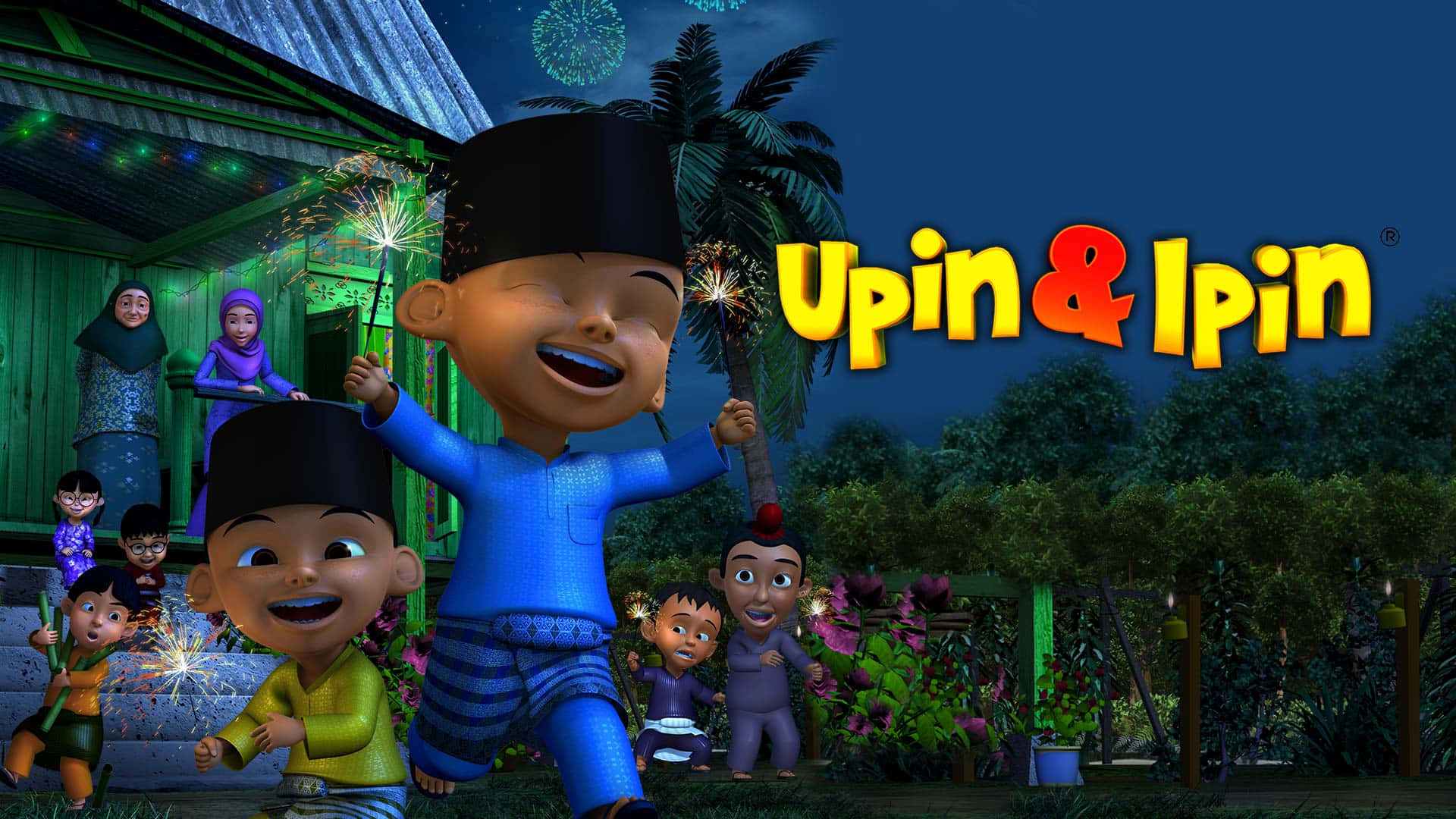 Upin Ipin 桌布 壁紙 — 兩個戴著傳統帽子的快樂動畫男孩笑著，手持煙火棒，在一個節日的夜晚花園裡，閃爍的煙火和家人在觀看。