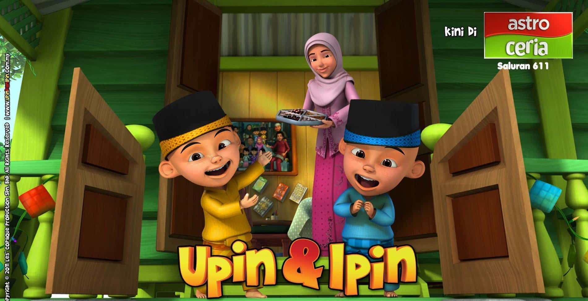 Upin Ipin 桌布 壁紙 — 兩個戴著傳統帽子的開心動畫男孩站在充滿活力的綠色木屋門口，身後有一位微笑的女士拿著托盤。