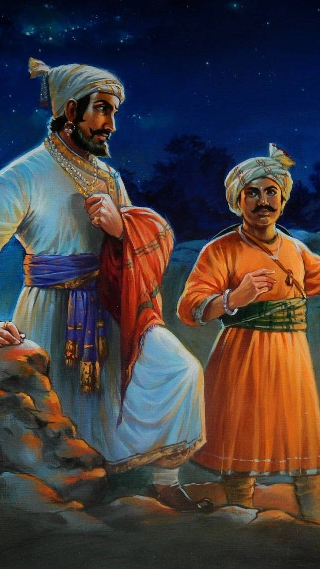 Chhatrapati Shivaji Maharaj 桌布 壁紙 — 兩個戴著傳統頭巾的男人站在星空下，一個坐在岩石上，另一個站在他旁邊，兩人都穿著色彩豐富的服裝。