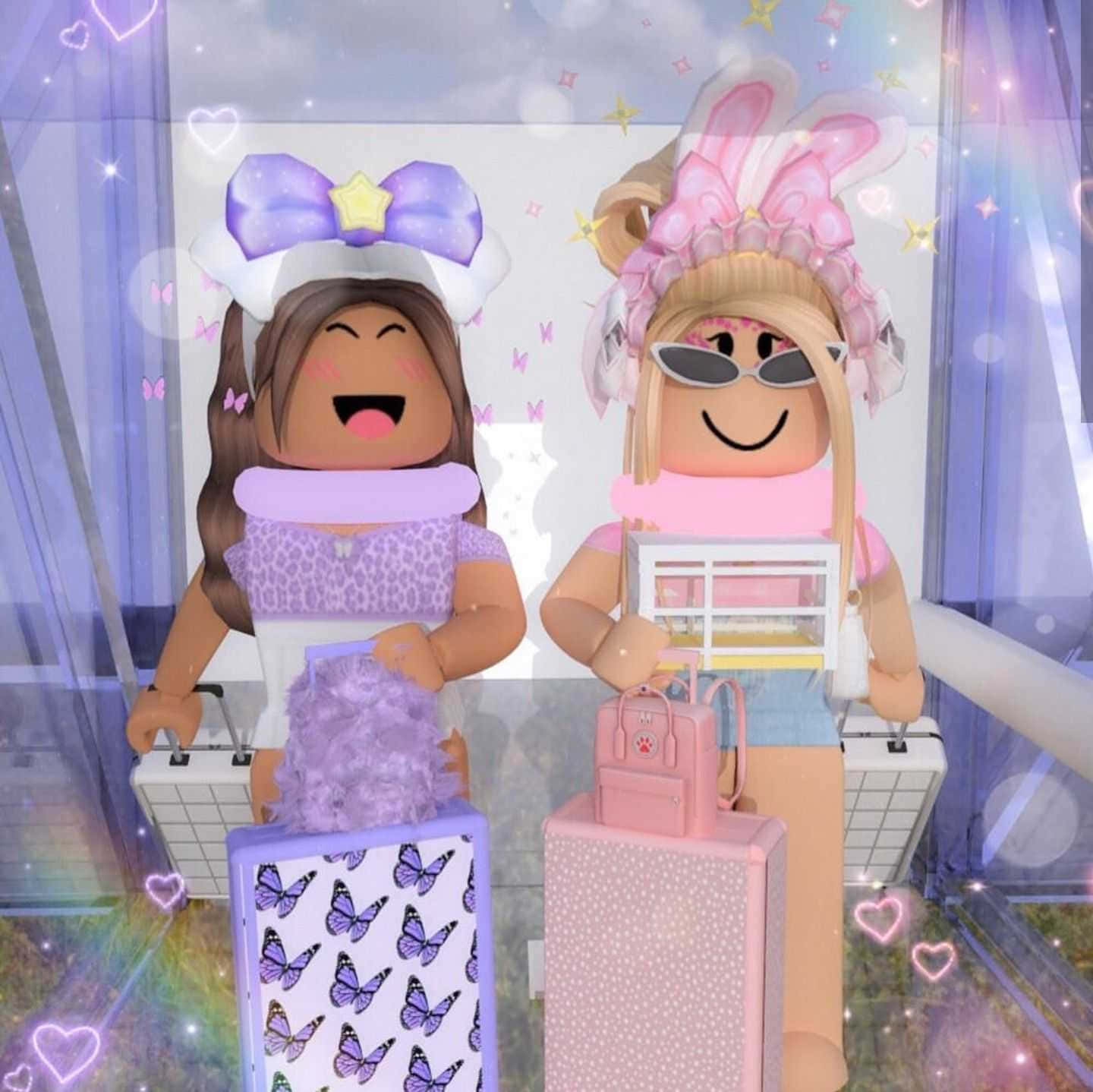 桌布 壁紙 — 兩個戴著兔耳和行李的開心Roblox頭像站在一個充滿愛心和星星的閃亮粉彩房間裡。