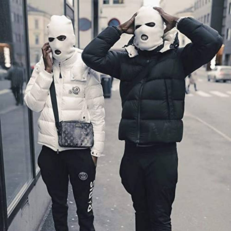 boys attitude 桌布 壁紙 — 兩個戴著口罩、穿著羽絨外套的人站在城市街道上，一個在講電話，另一個在調整口罩。