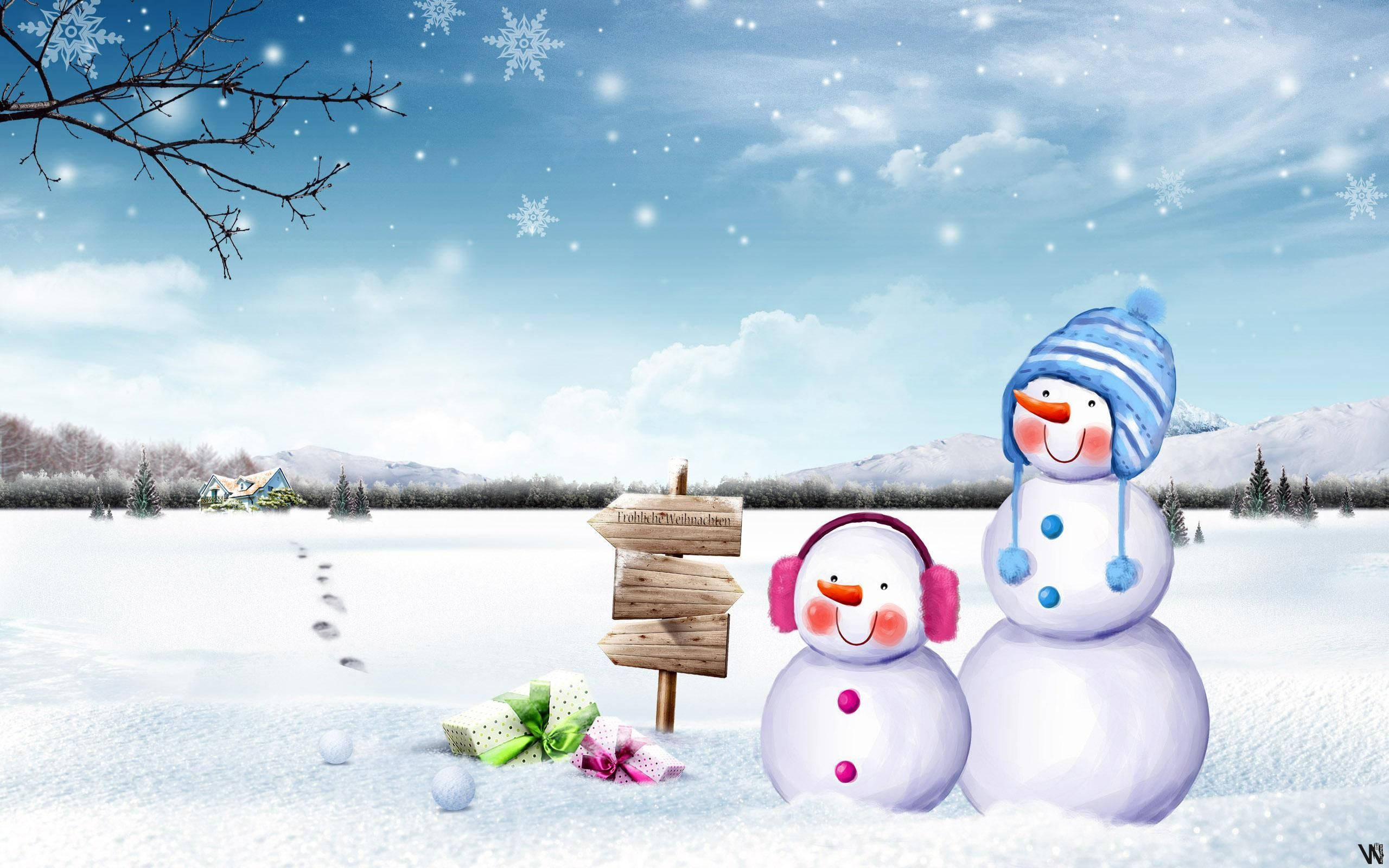 雪人 桌布 壁紙 — 兩個戴著帽子和耳罩的快樂雪人站在雪地上，腳印通向一個木牌和遠處被雪覆蓋的樹木，藍天下飄著雪花。